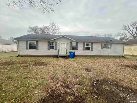 Homes For Sale - 319 S Sheridan Street<br/> Christian County, Edinburg, IL 62531