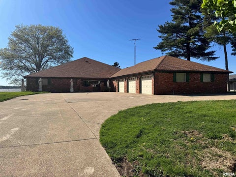 Homes For Sale - 1013 E Lake Shore Drive<br/> Springfield, IL 62712