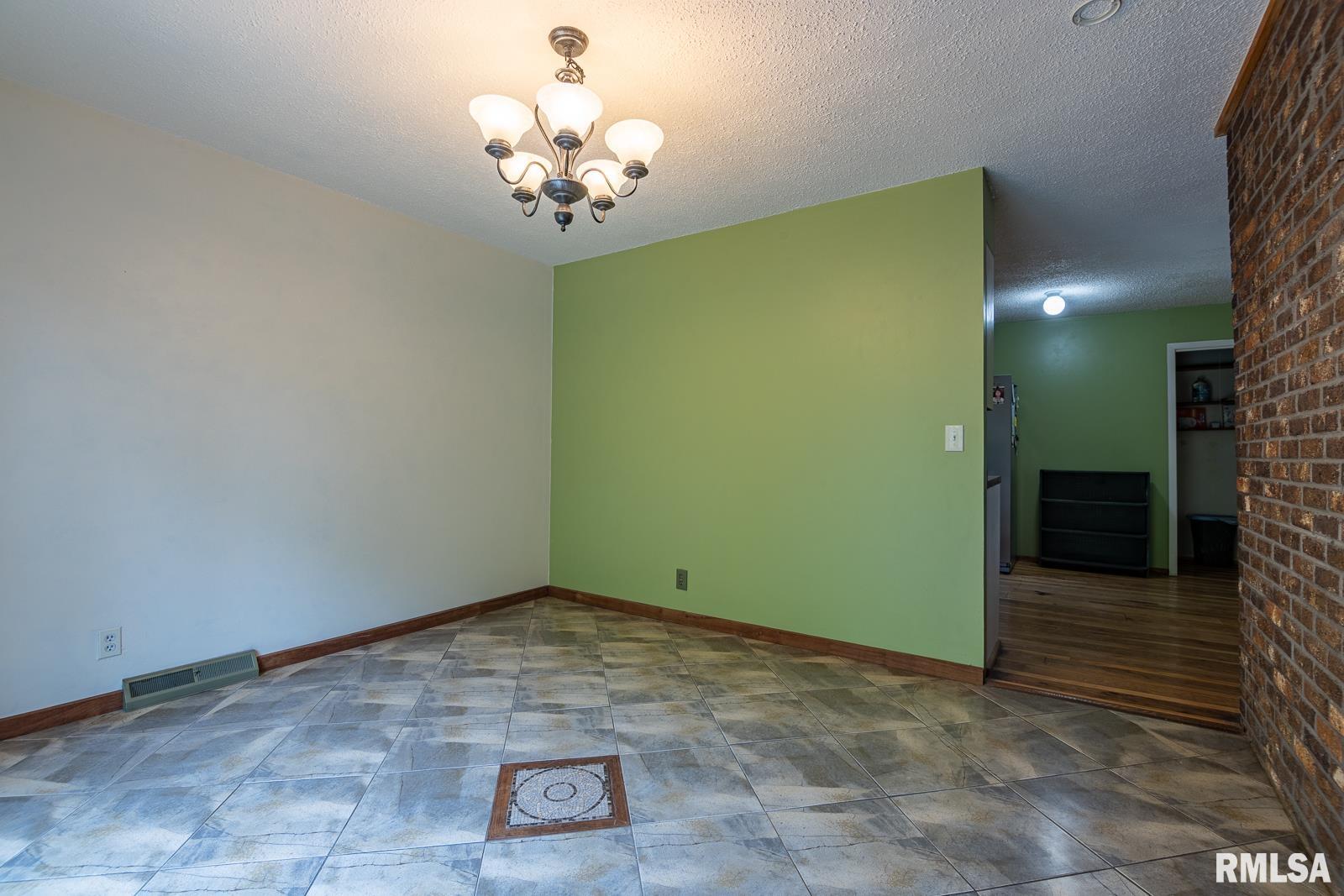 1135 Fairlane Drive, Bettendorf, Iowa image 14
