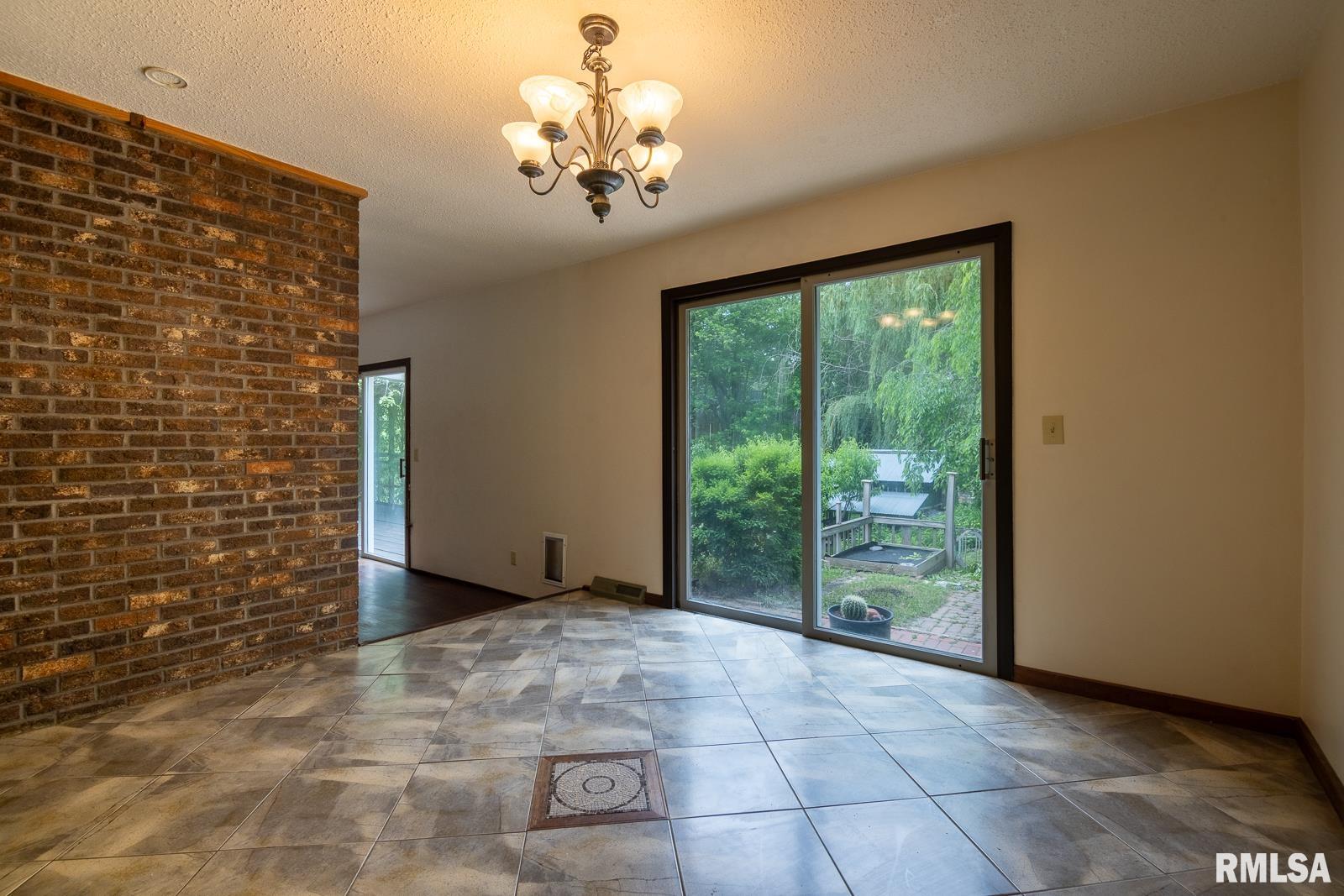 1135 Fairlane Drive, Bettendorf, Iowa image 16