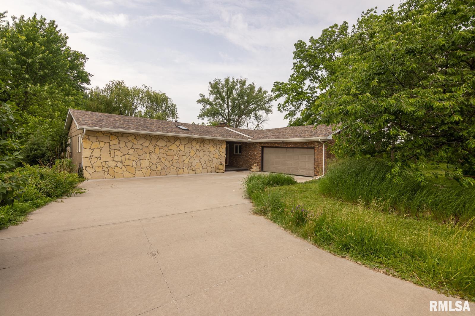 1135 Fairlane Drive, Bettendorf, Iowa image 2