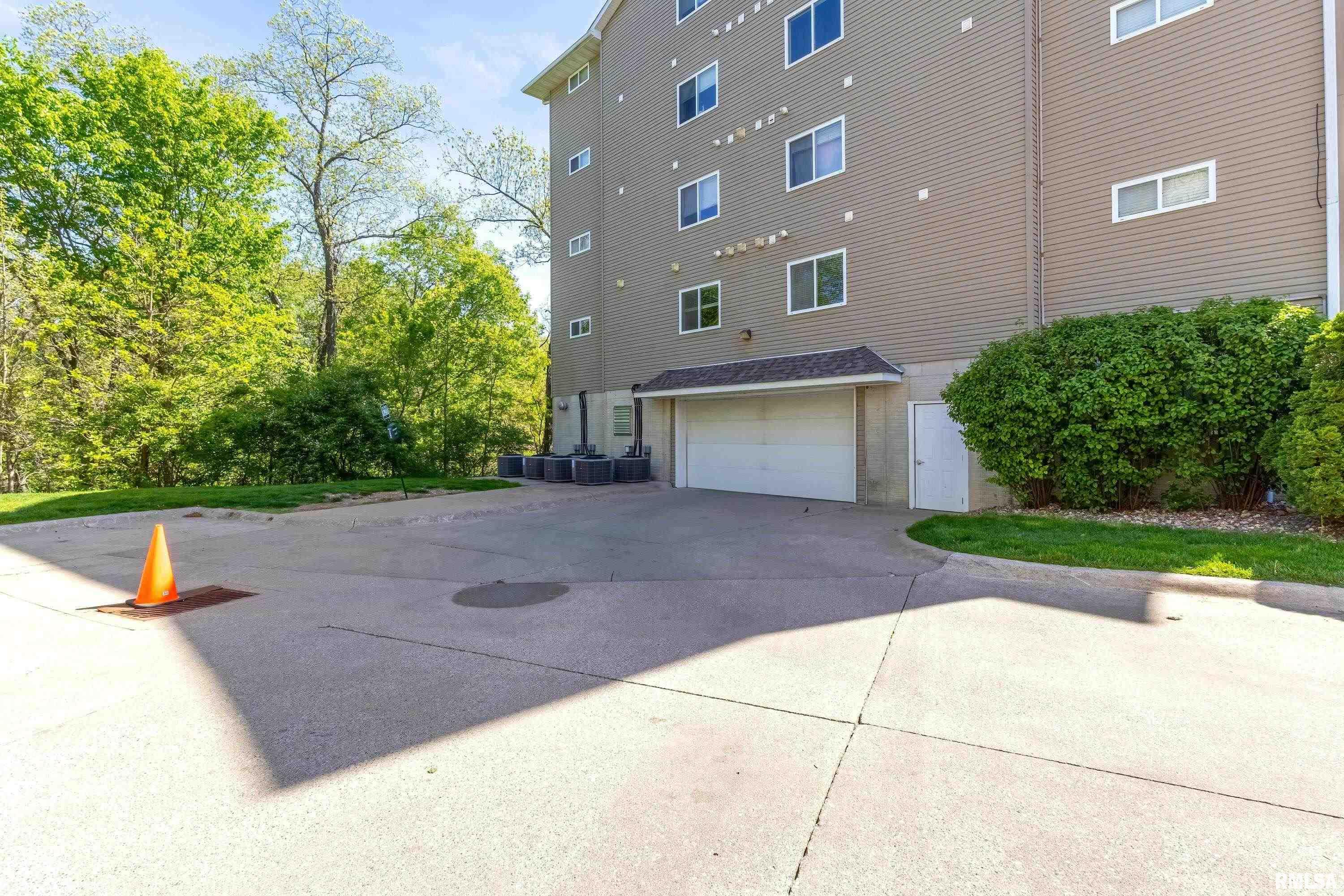 4102 Creek Hill Drive #102, Bettendorf, Iowa image 4