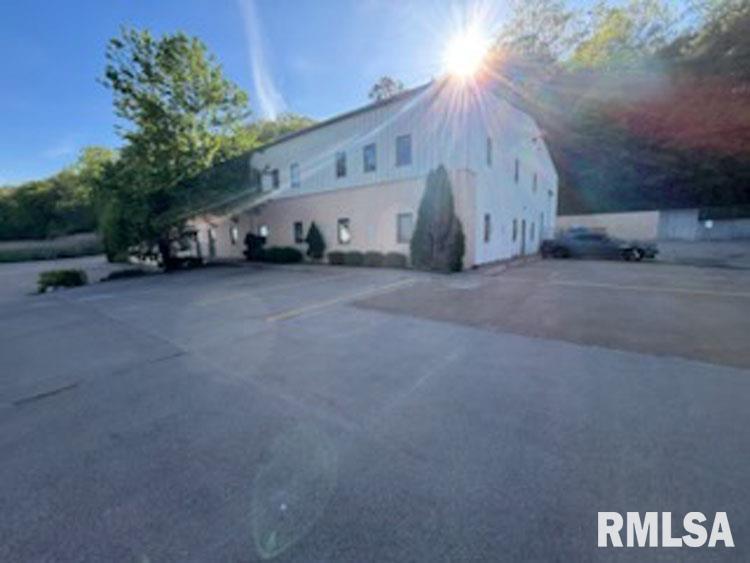Photo 1 of 18 — 3860 N MAIN Street, East Peoria, IL 61611