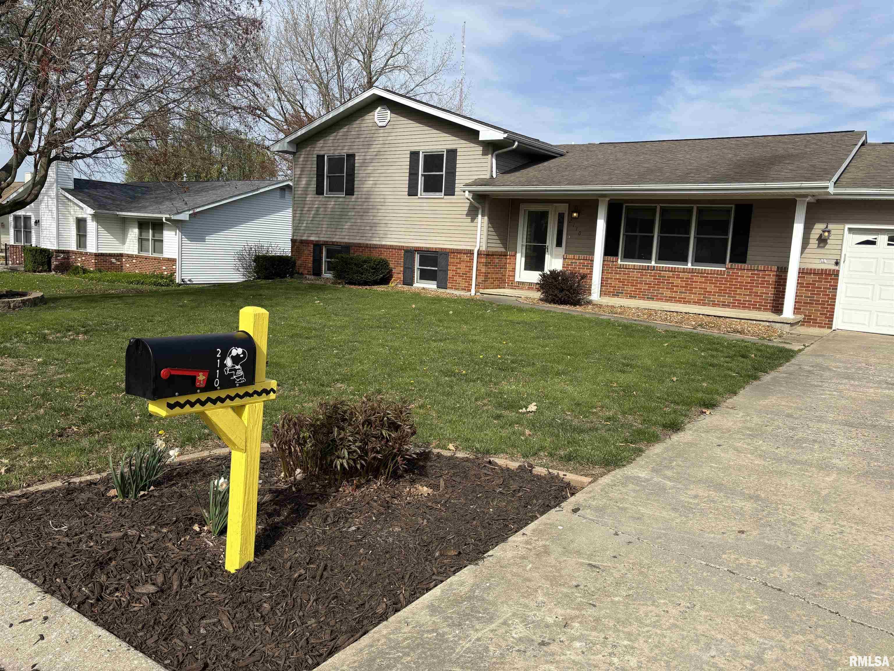 2110 Magnolia Drive, Jacksonville, Illinois image 2
