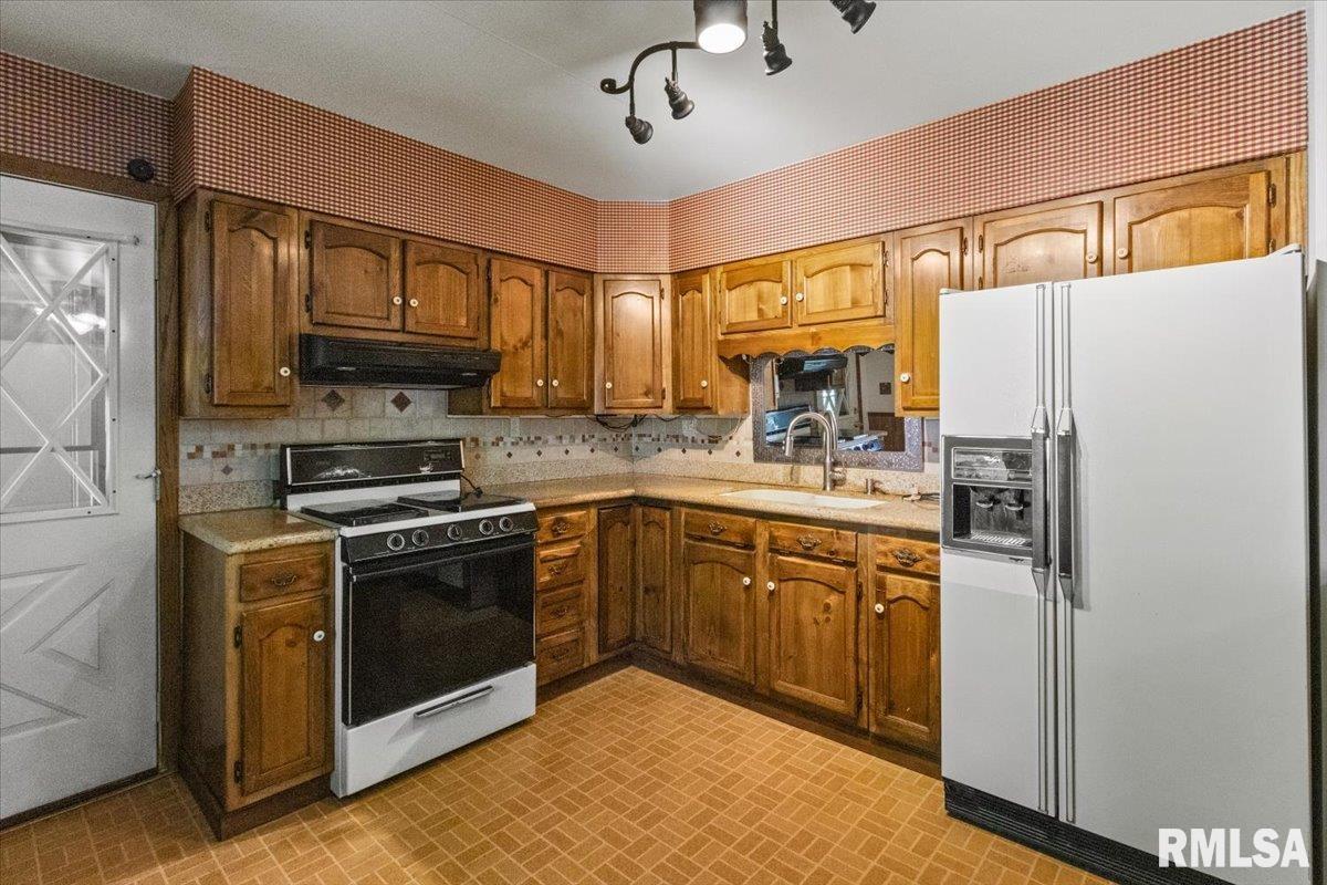 105 Beloit Road, Marquette Heights, Illinois image 13