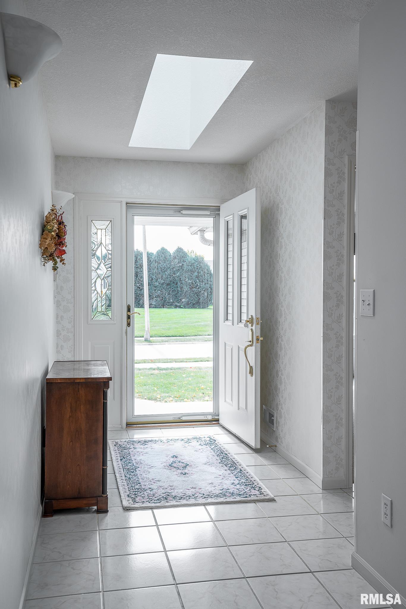 2019 Villa Pines Circle, Carbon Cliff, Illinois image 3