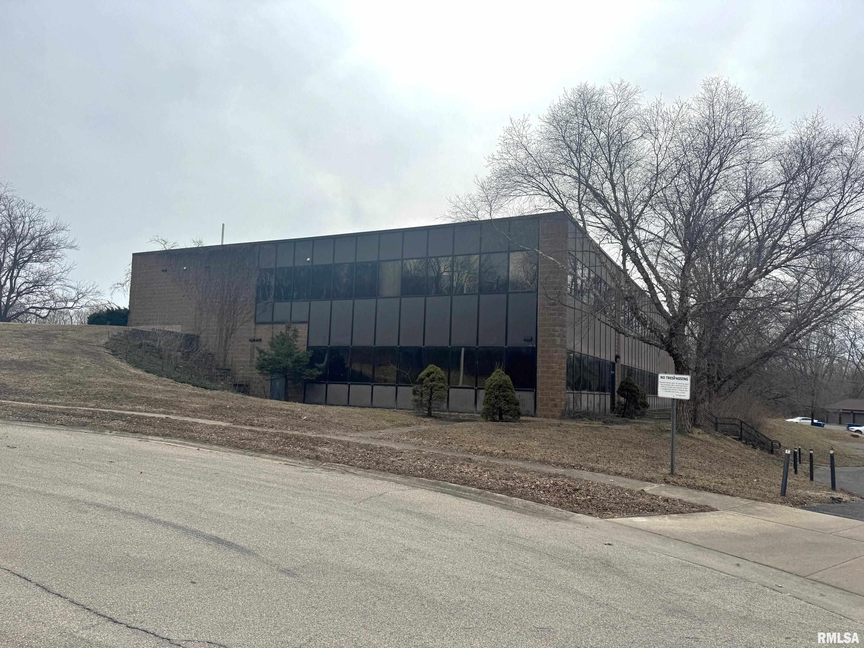 Photo 1 of 8 — 2040 Hill Meadows Drive, Springfield, IL 62702
