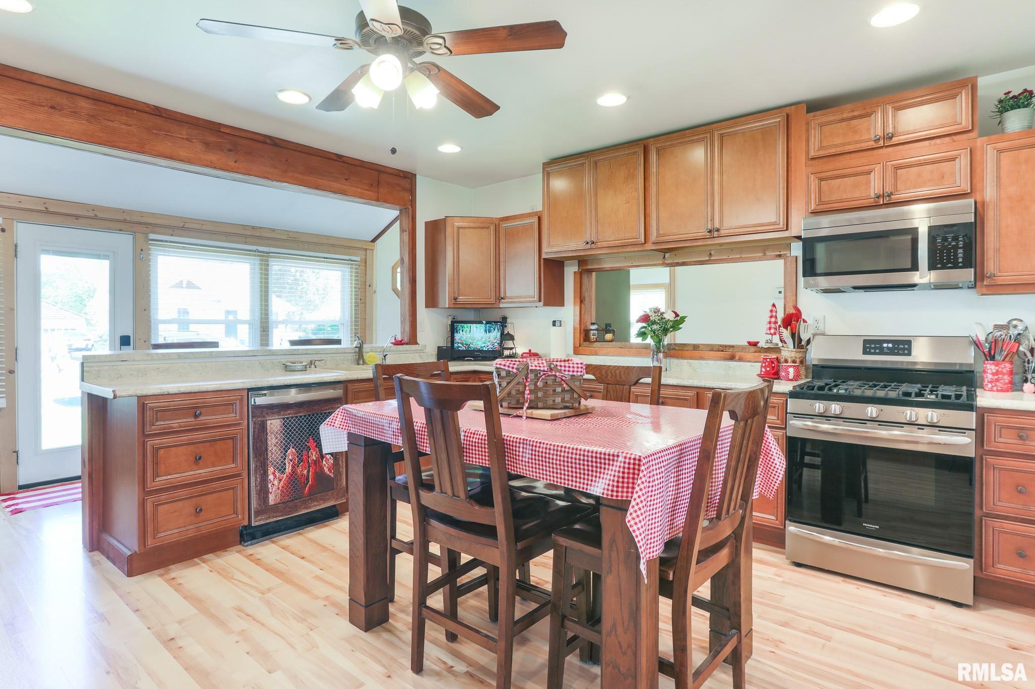113 W Essex Street, Glasford, Illinois image 8