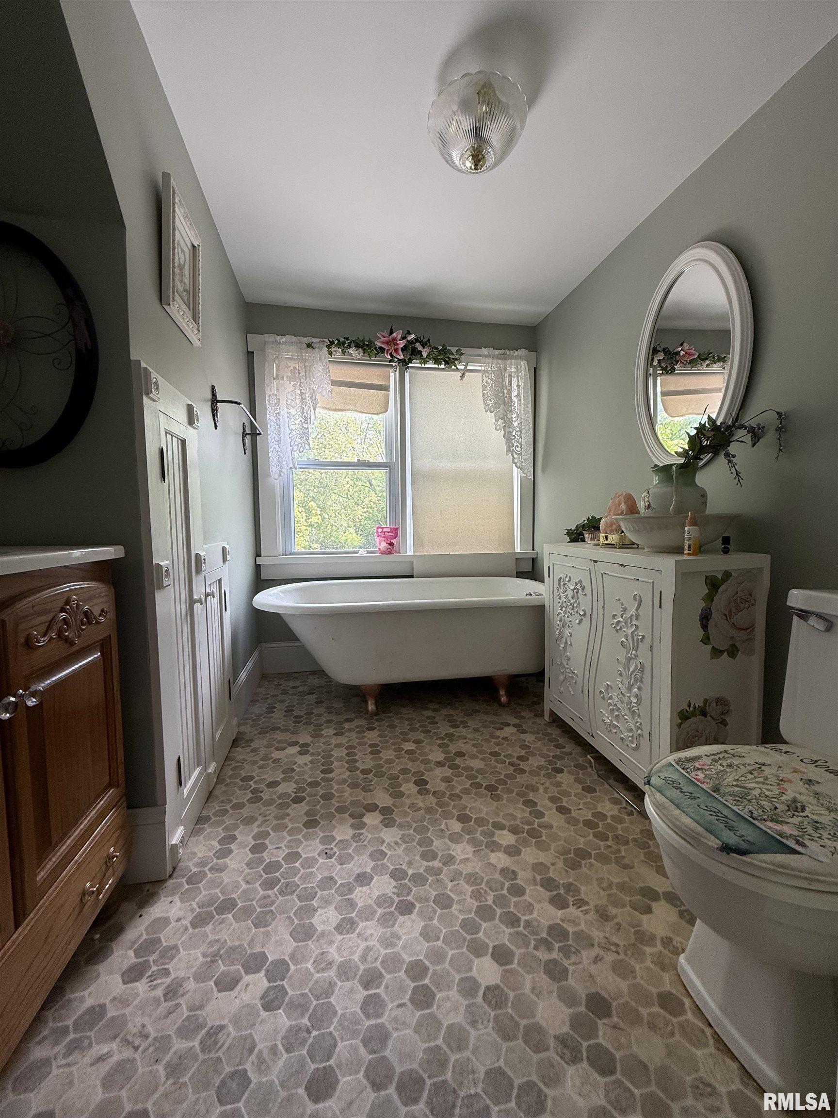 111 N Broadway Street, Lewistown, Illinois image 37