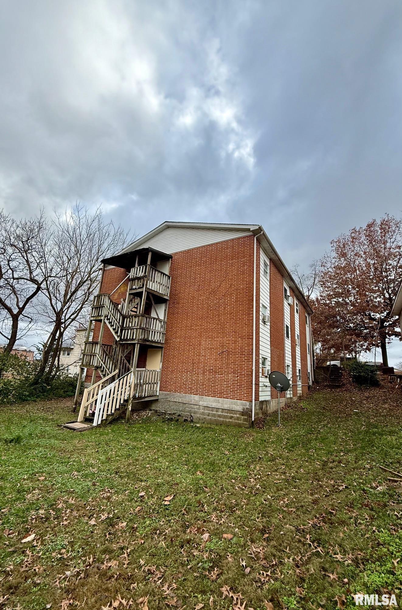 Photo 1 of 2 — 410 W Freeman Street, Carbondale, IL 62901
