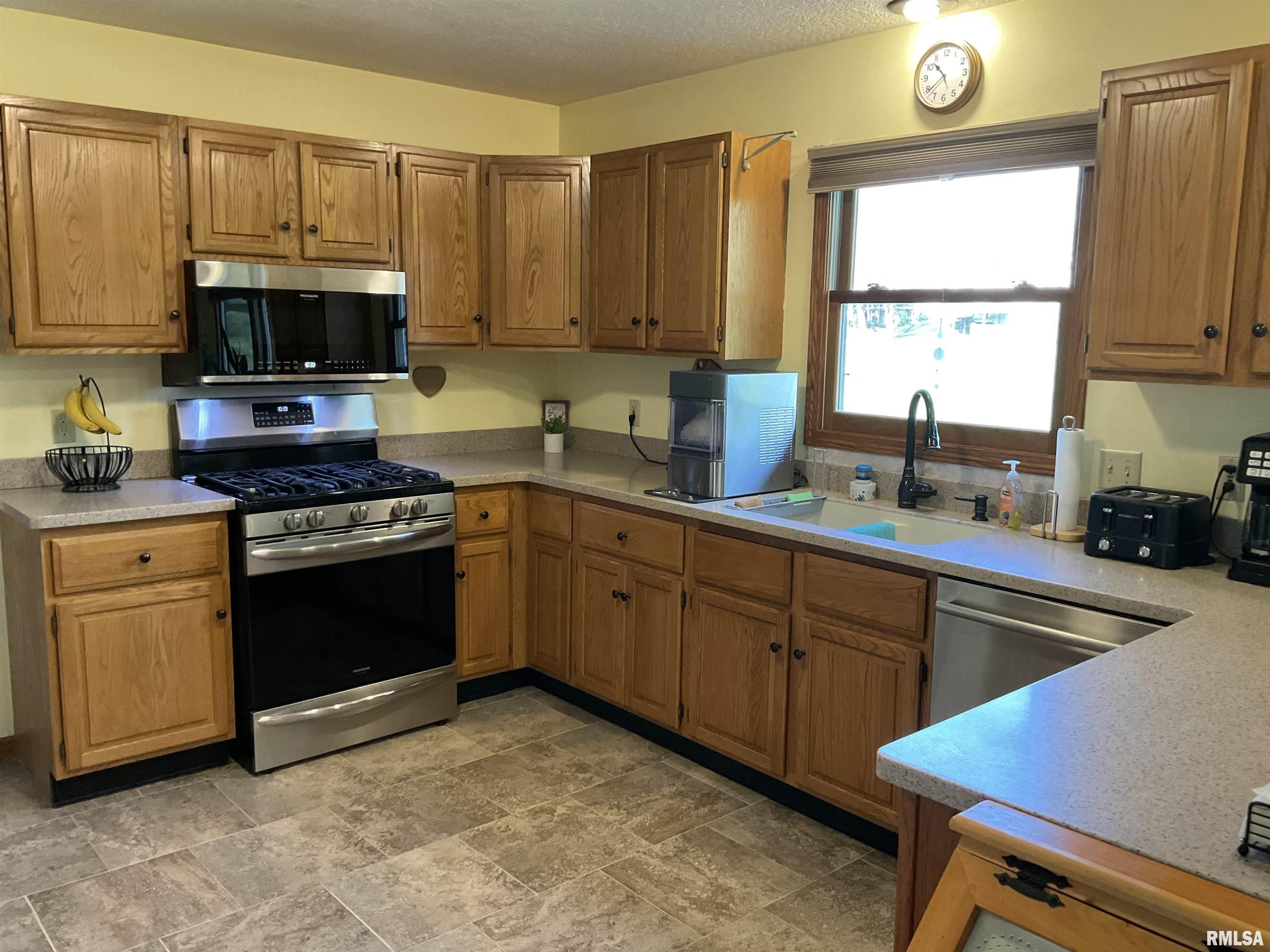 103 Shawnee Circle, Eldridge, Iowa image 2