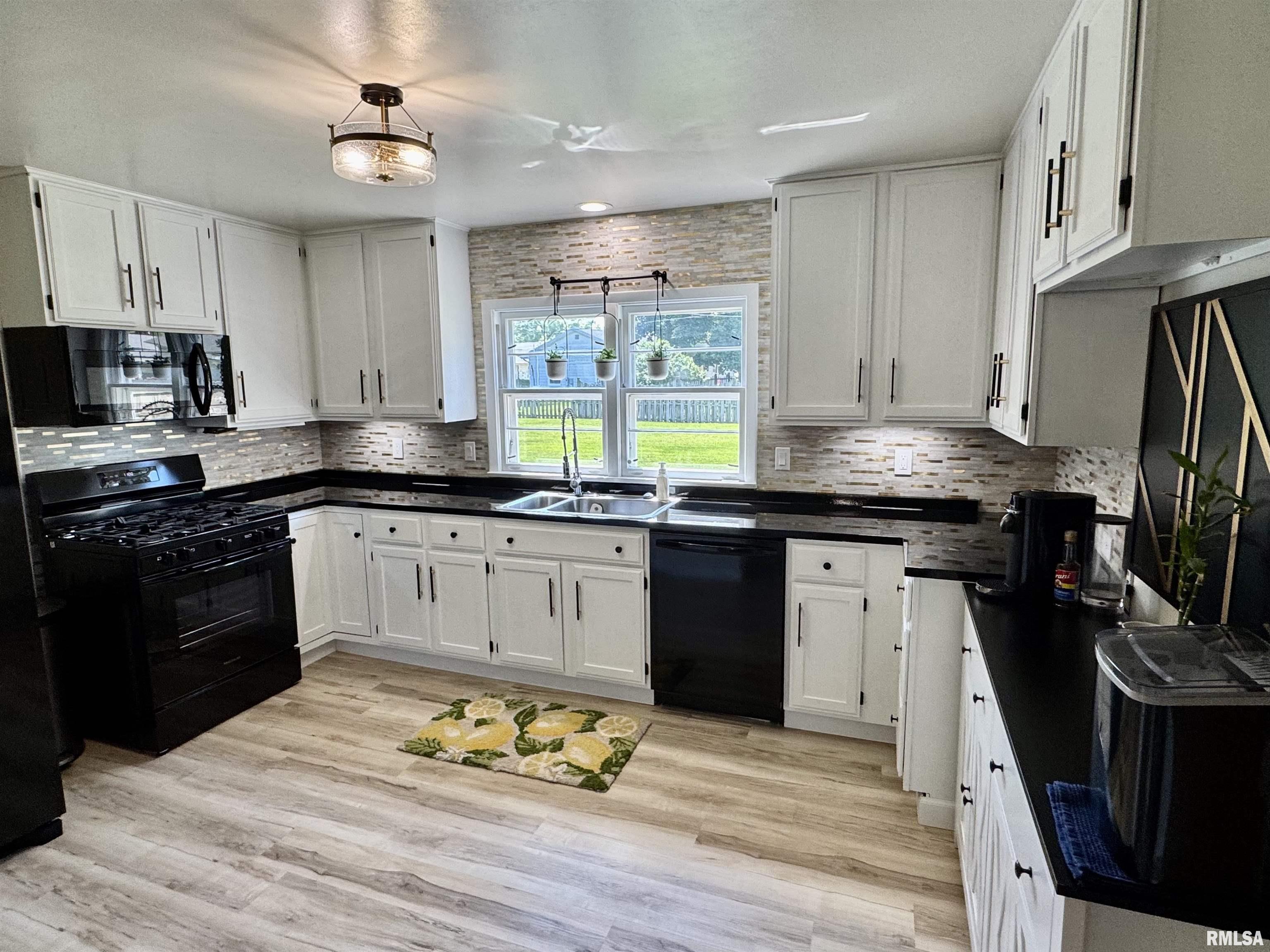 715 Lawndale Drive, Macomb, Illinois image 9