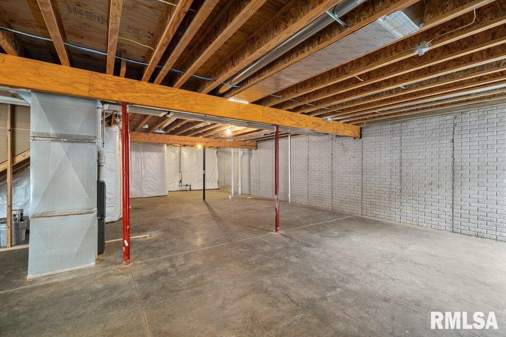 3564 Black Lion Circle, Bettendorf, Iowa image 31