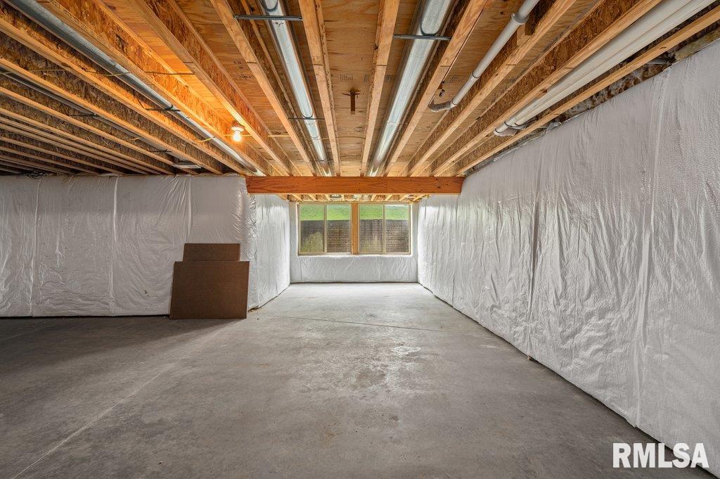 3564 Black Lion Circle, Bettendorf, Iowa image 32