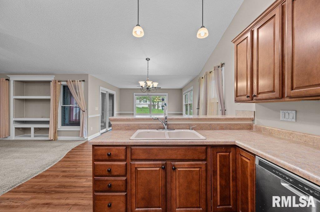 3564 Black Lion Circle, Bettendorf, Iowa image 5
