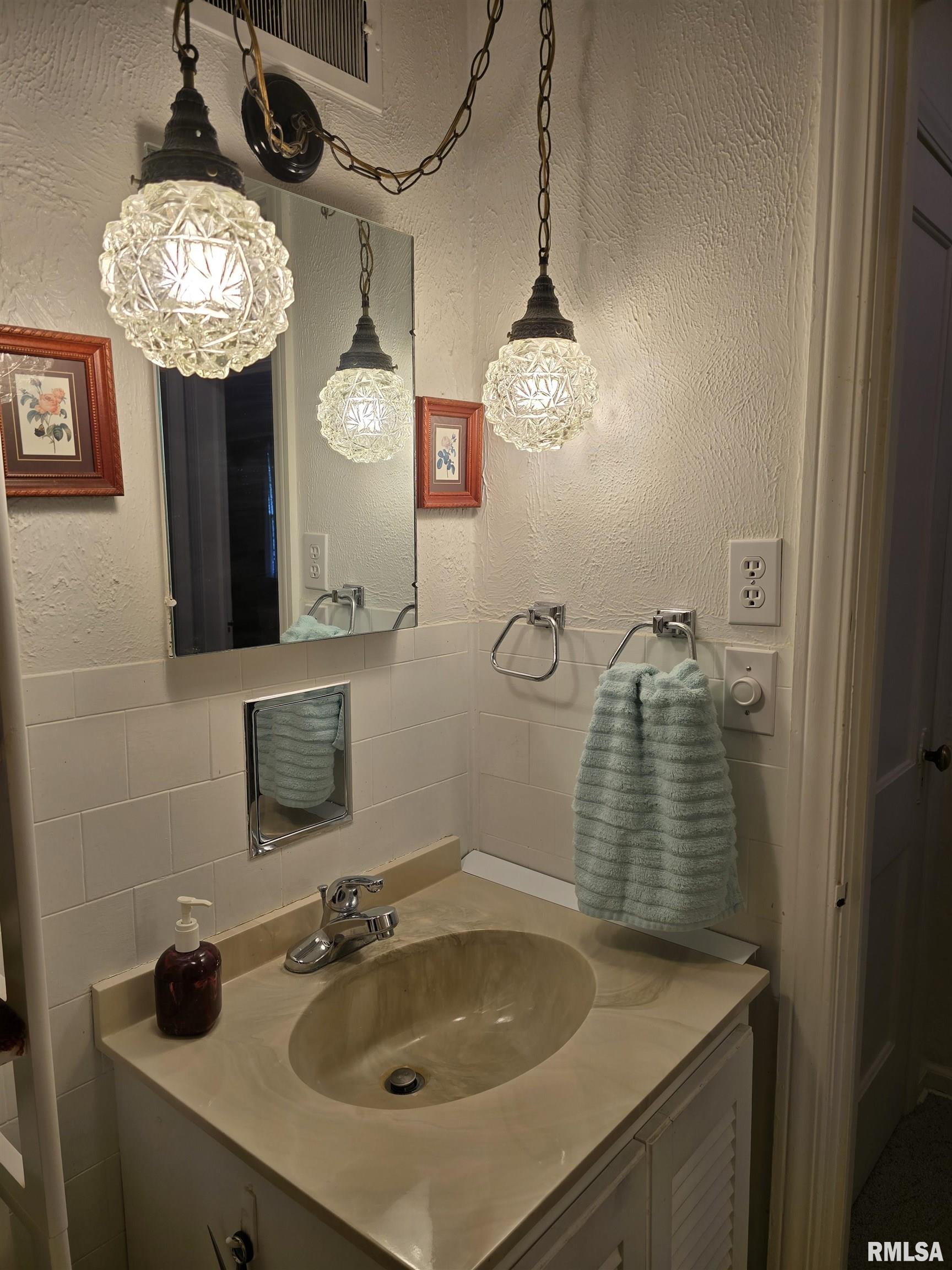 225 E Hickory Street, Canton, Illinois image 11