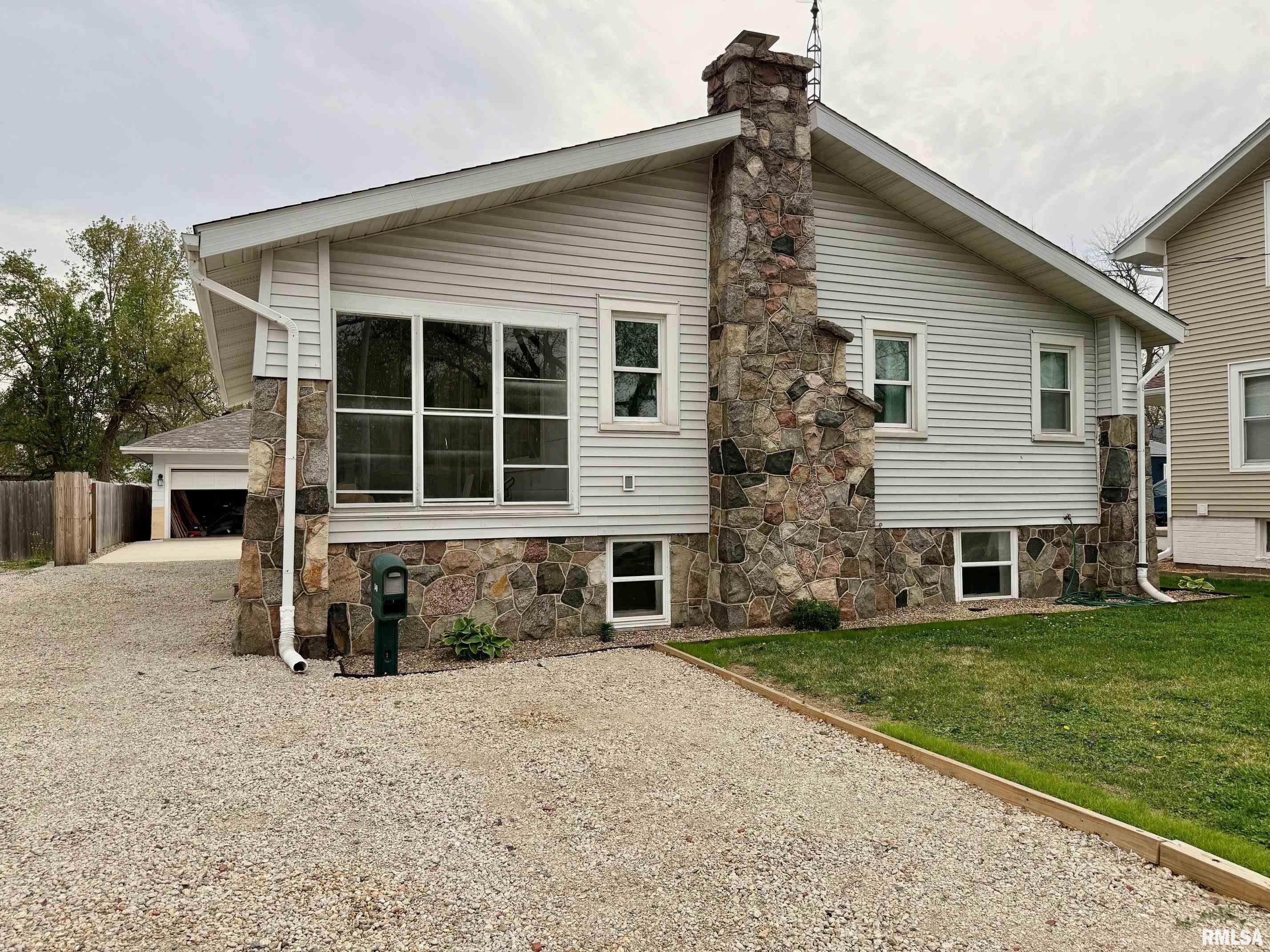 549 S Washington Street, Taylorville, Illinois image 1