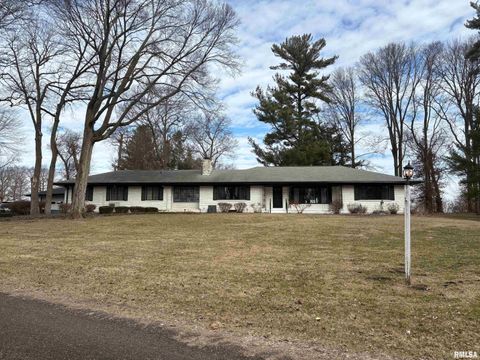 Homes For Sale - 2 Millwood Manor Mnr<br/> Jacksonville, IL 62650