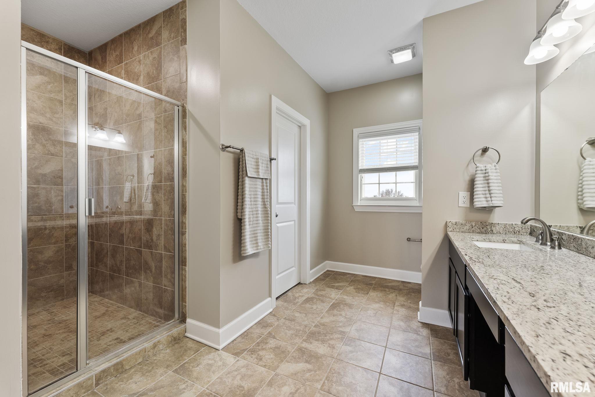 13 Blackstone Circle, Le Claire, Iowa image 18