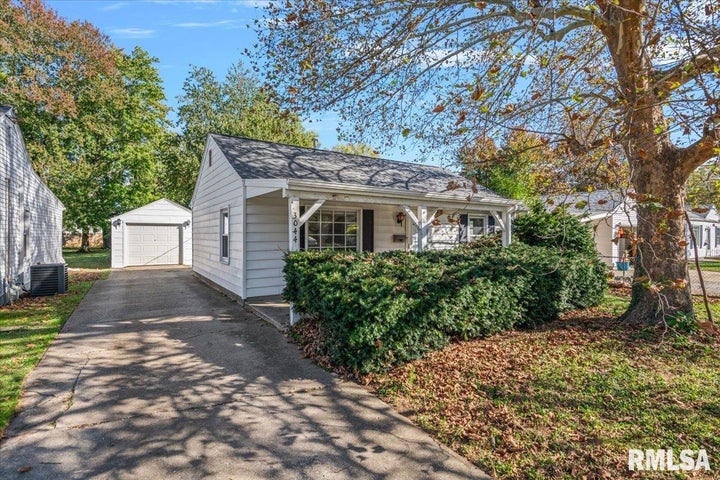 Photo 1 of 29 — 3044 S 2ND Street, Springfield, IL 62703