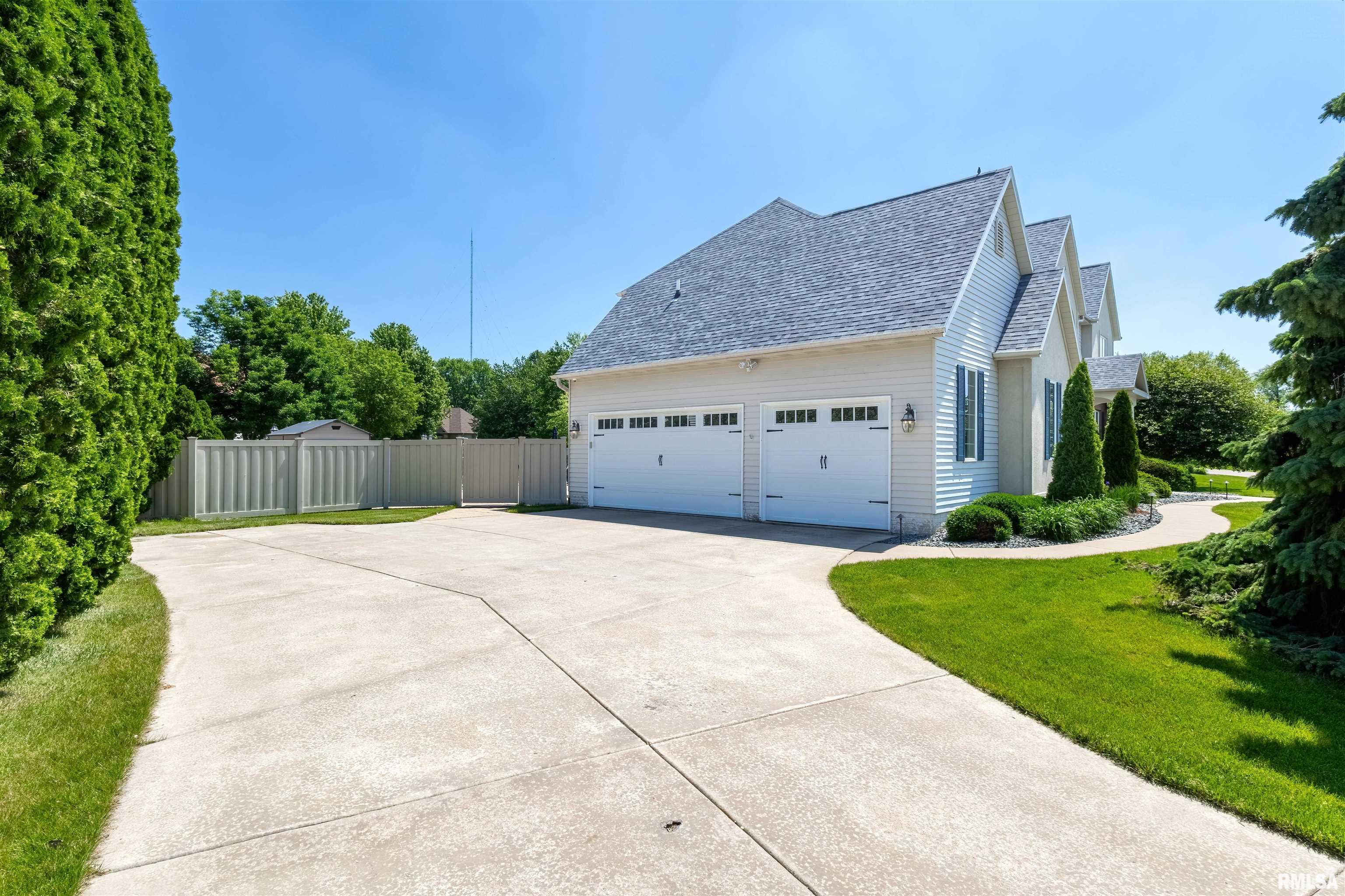 2083 Lundy Lane, Bettendorf, Iowa image 2
