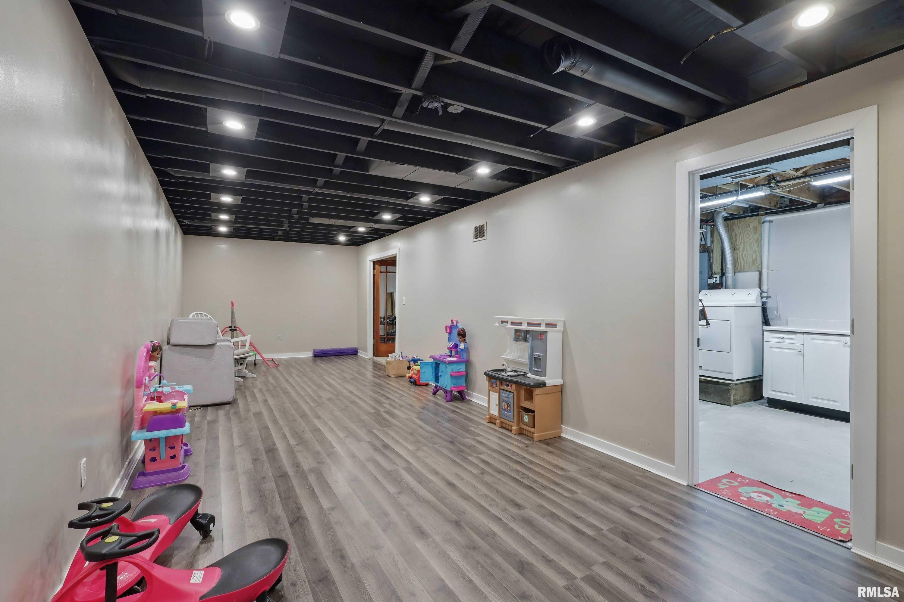 2530 Valley Drive, Davenport, Iowa image 22
