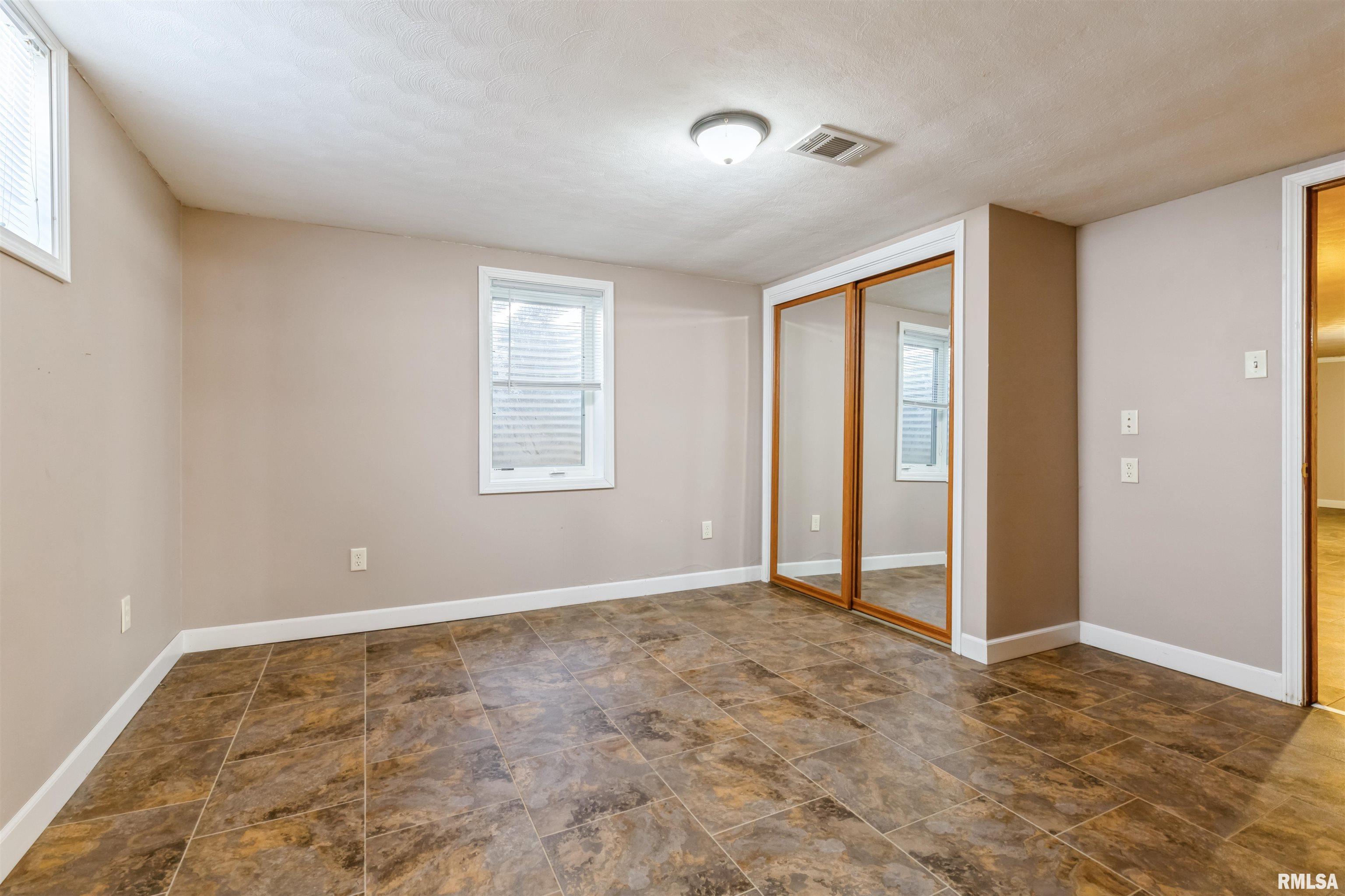 2514 E Pleasant Street, Davenport, Iowa image 22