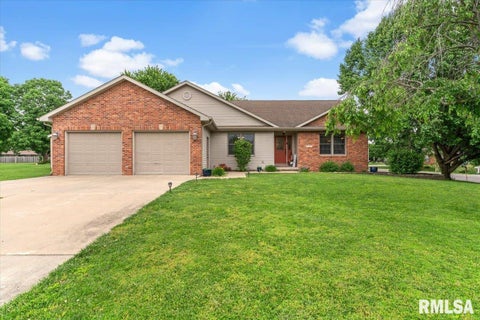 Homes For Sale - 18920 Perry Drive<br/> Sangamon County, Virden, IL 62690