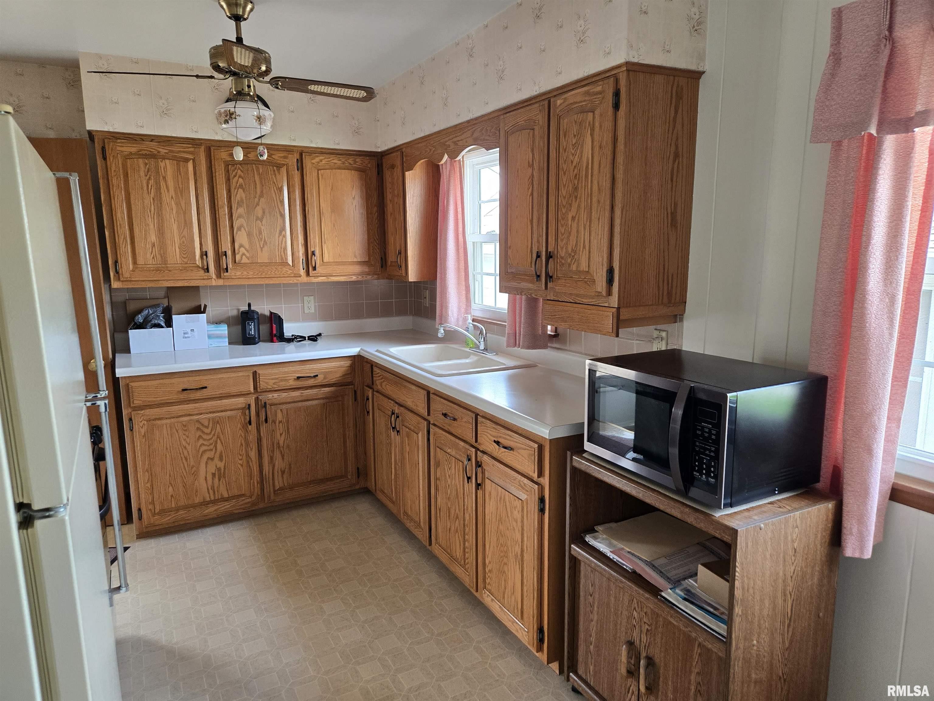 2736 W Laurel Street, Davenport, Iowa image 5