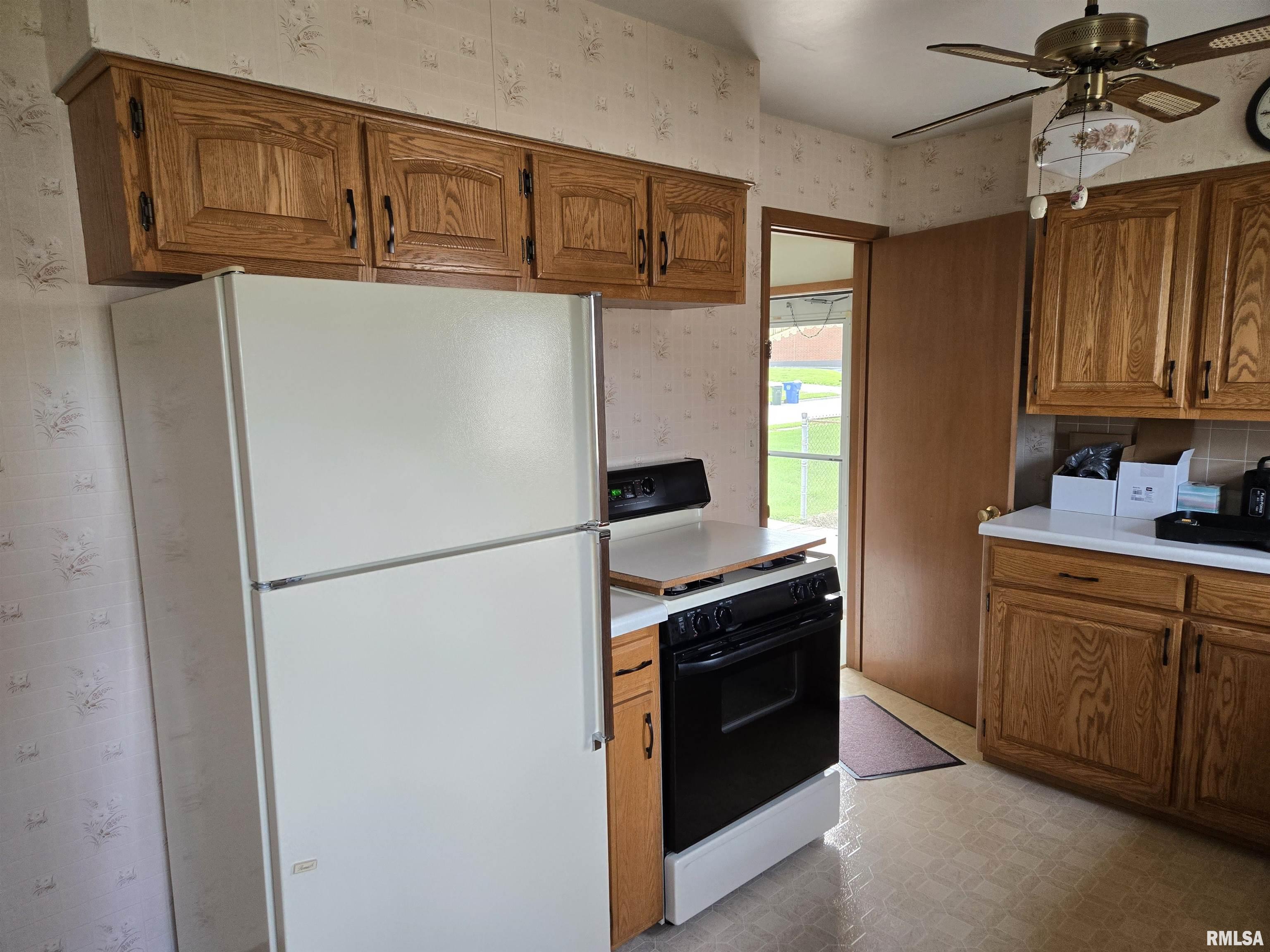 2736 W Laurel Street, Davenport, Iowa image 6