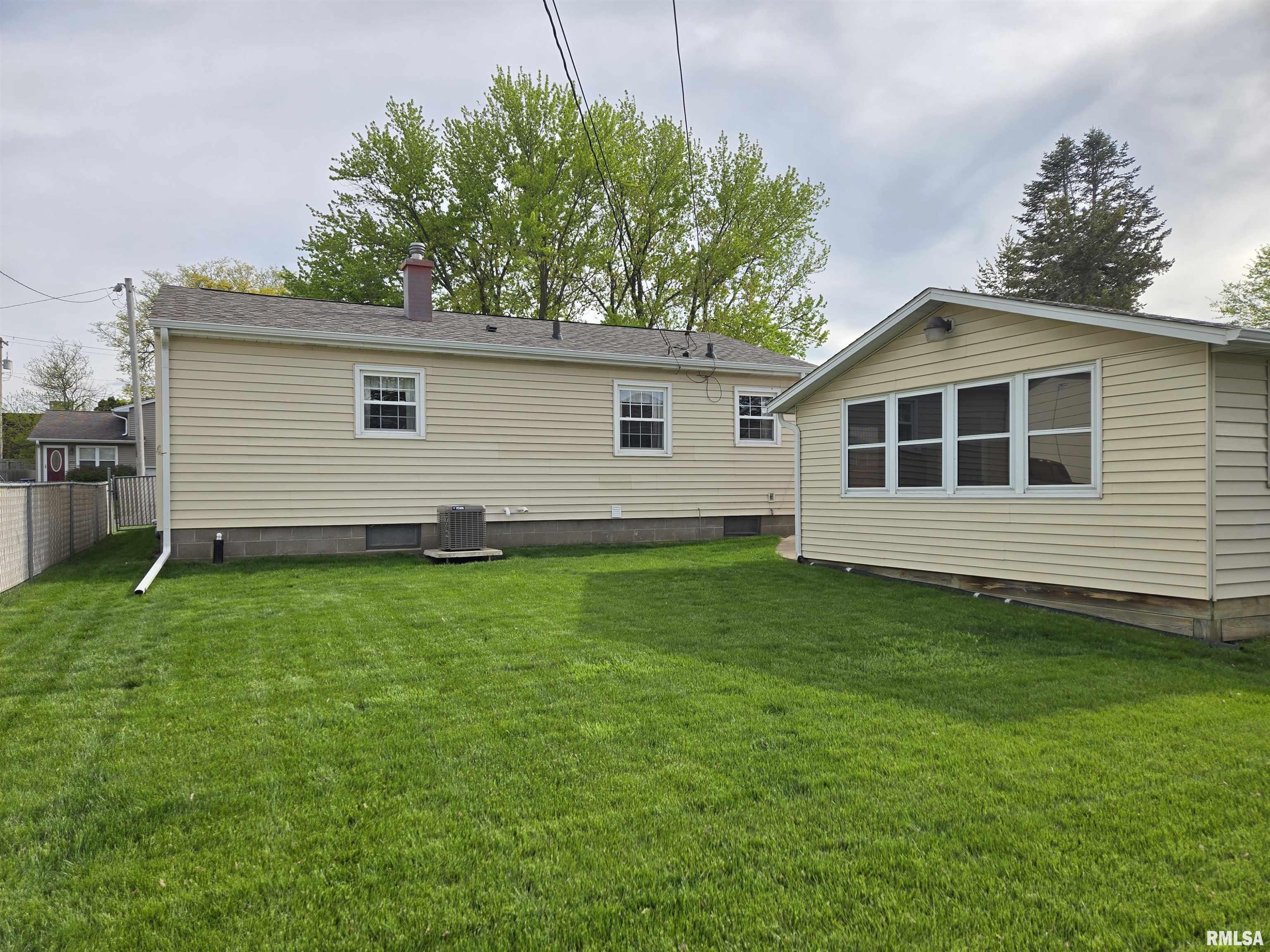 2736 W Laurel Street, Davenport, Iowa image 3
