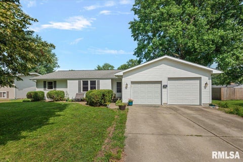 Homes For Sale - 417 S Curtis Street<br/> Christian County, Edinburg, IL 62531