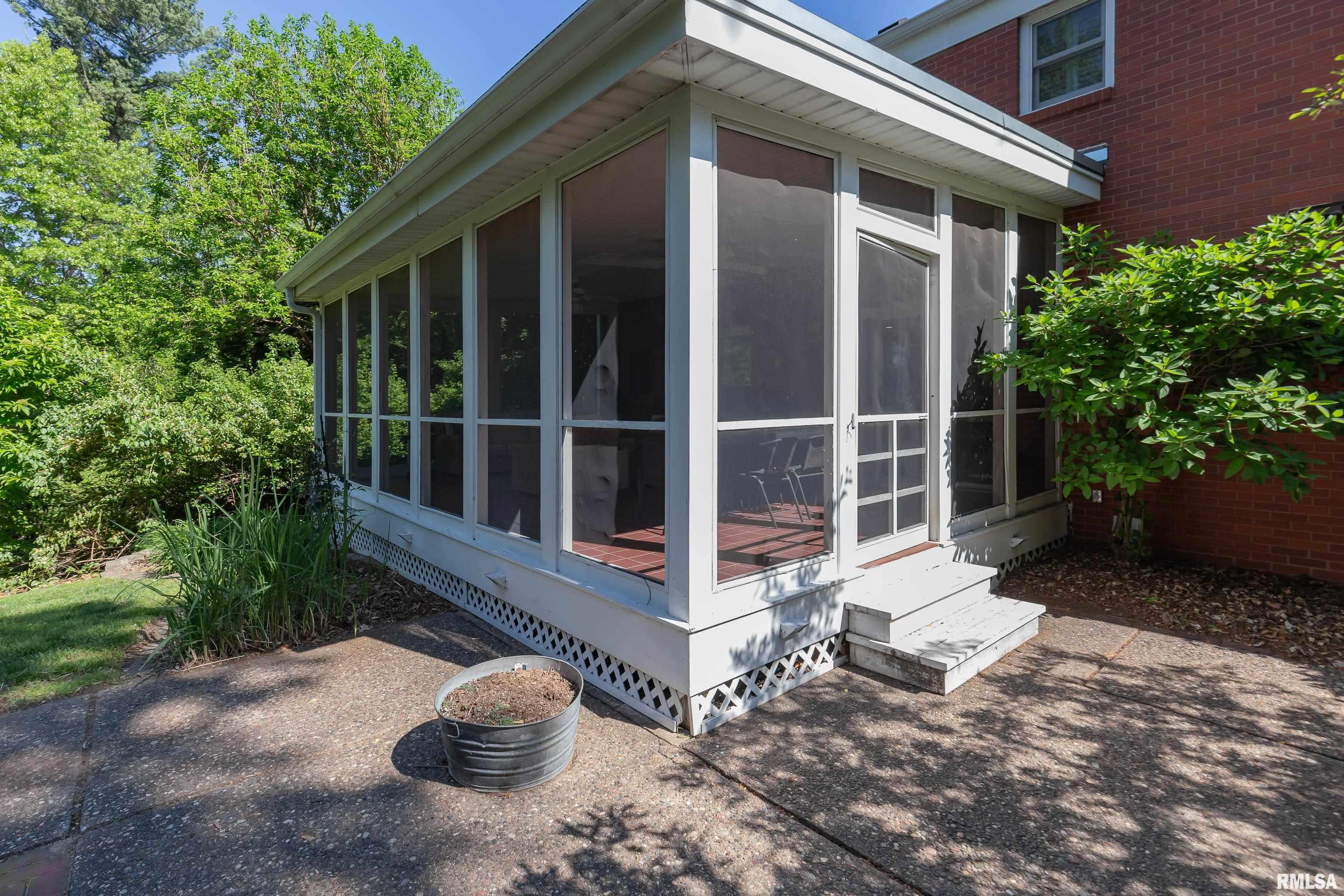 1220 38th Avenue Court, Rock Island, Illinois image 9
