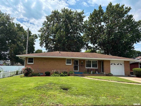 Homes For Sale - 402 Sheridan Road<br/> Pekin, IL 61554