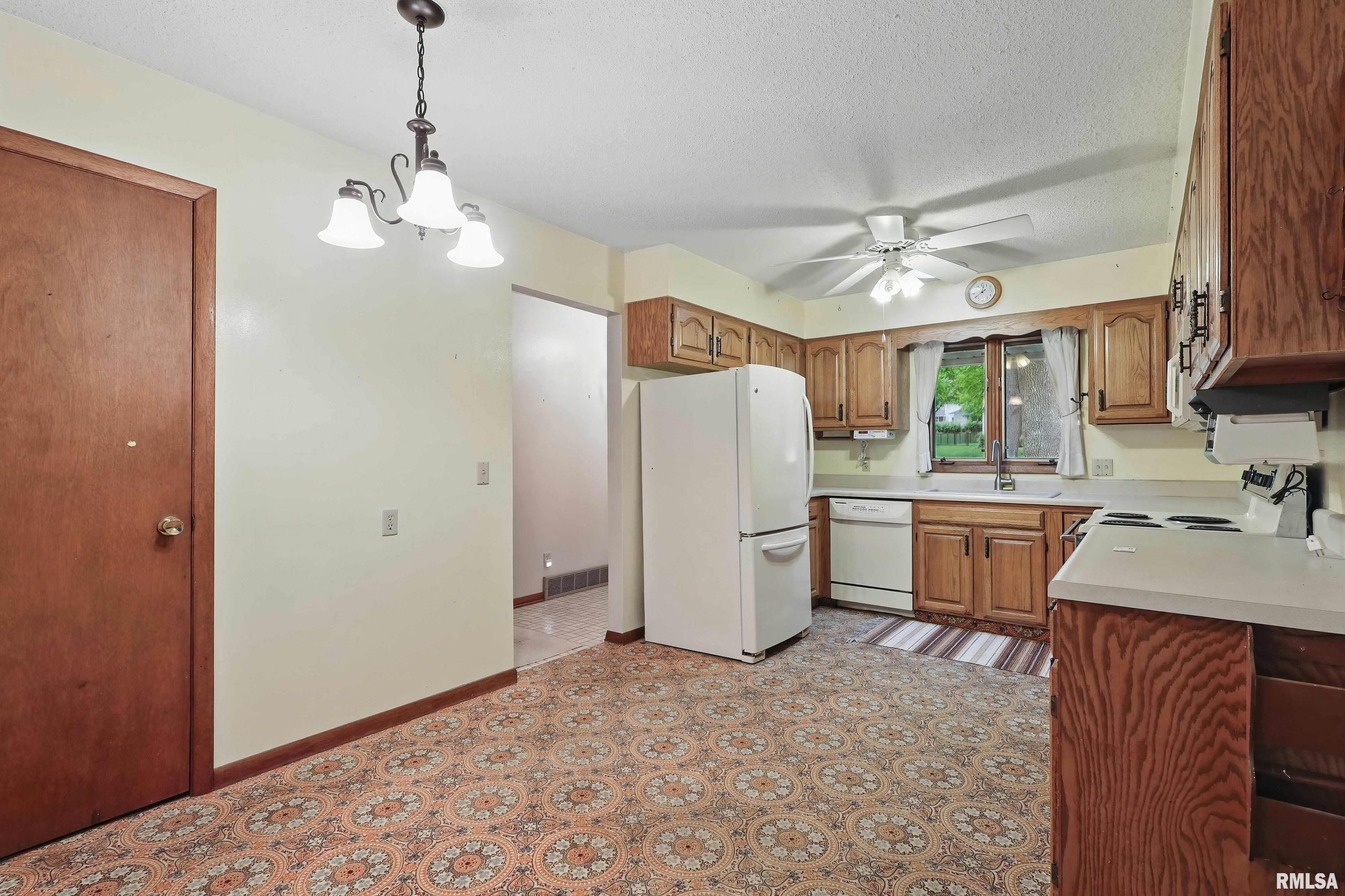 3816 Woodland Court, Davenport, Iowa image 5