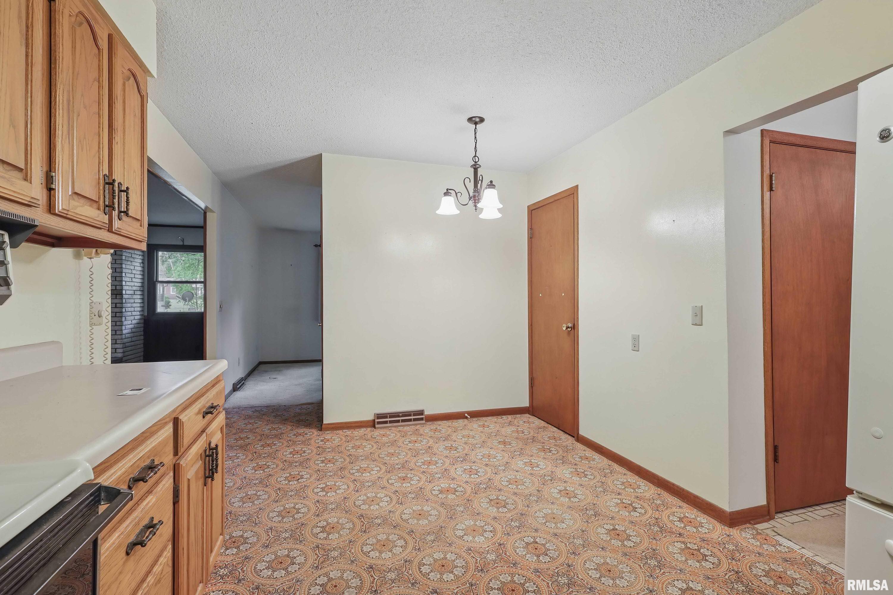 3816 Woodland Court, Davenport, Iowa image 6