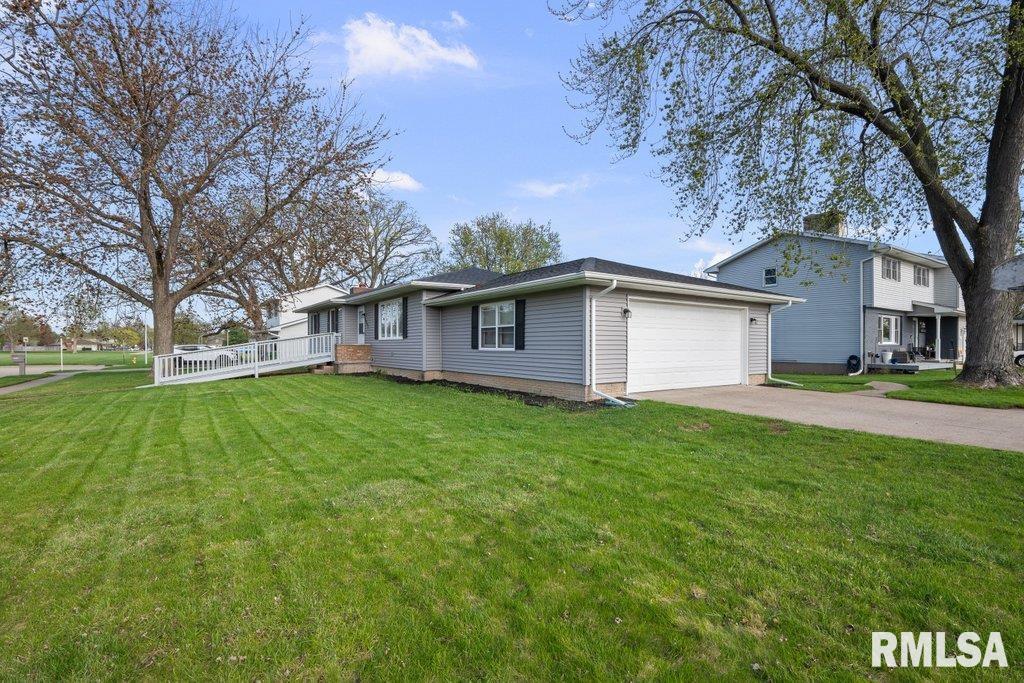 1651 S 7th Avenue, Clinton, Iowa image 2