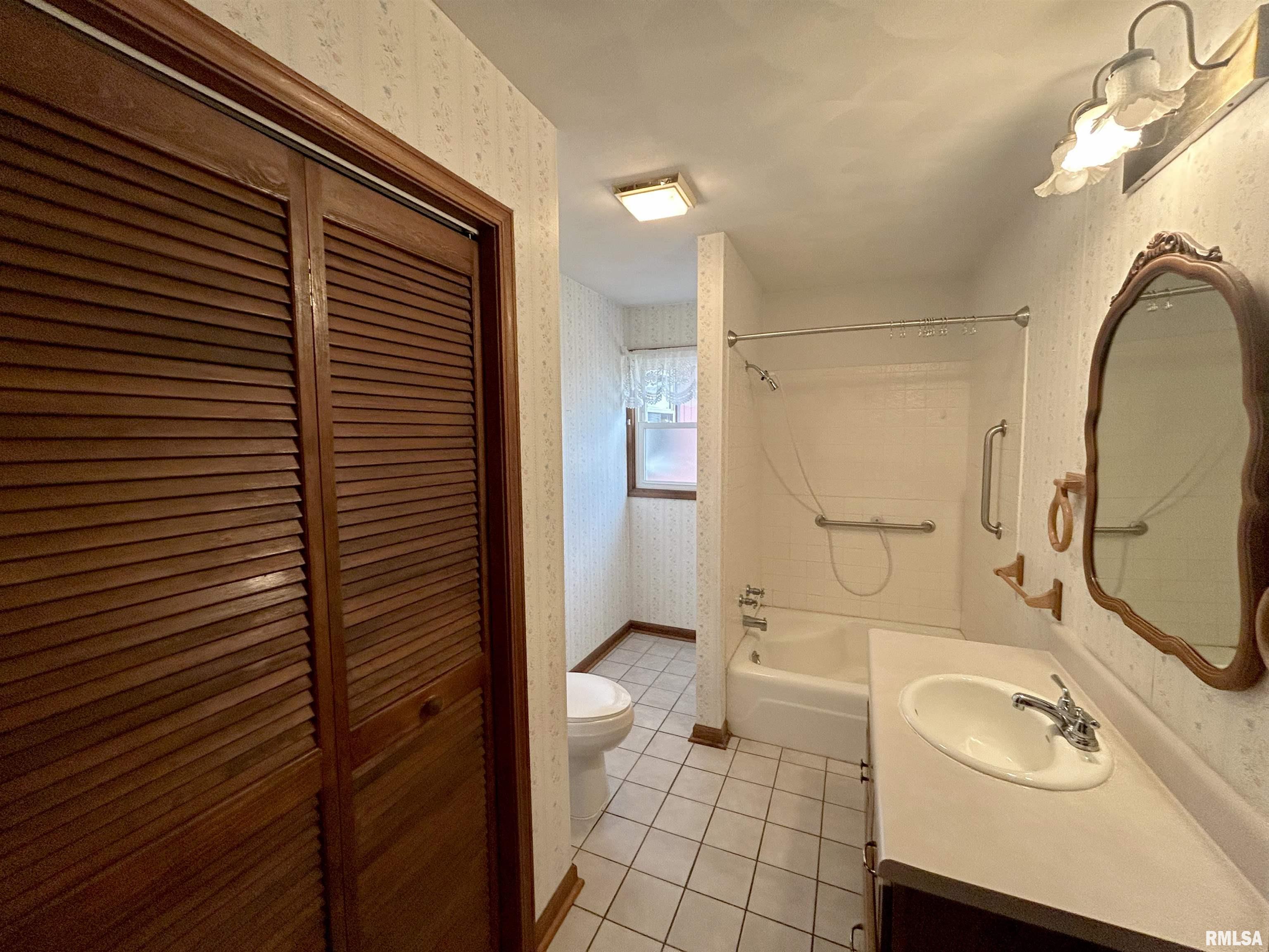 813 E Hines Avenue, Peoria Heights, Illinois image 40