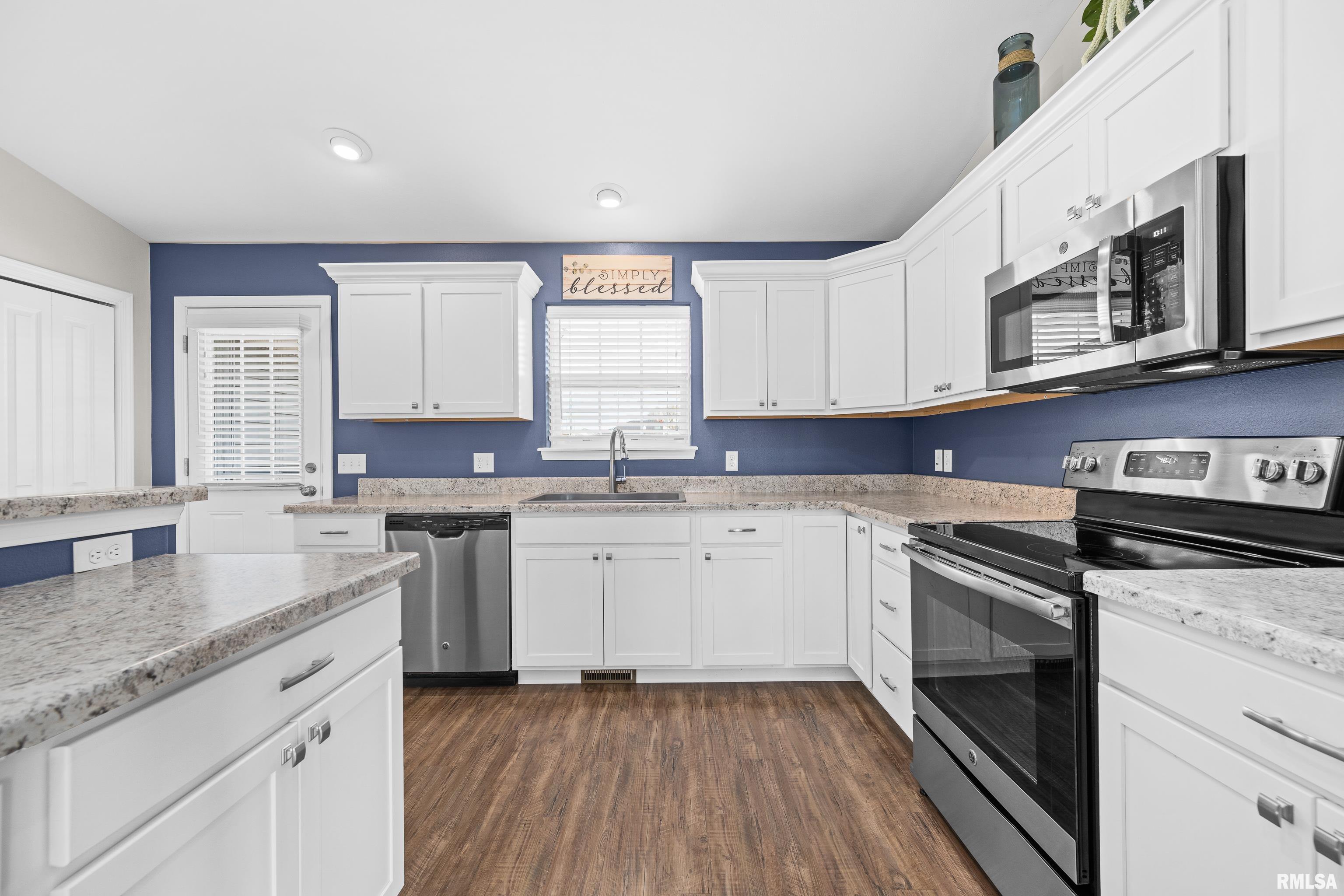 1556 Parkview Lane, Davenport, Iowa image 12