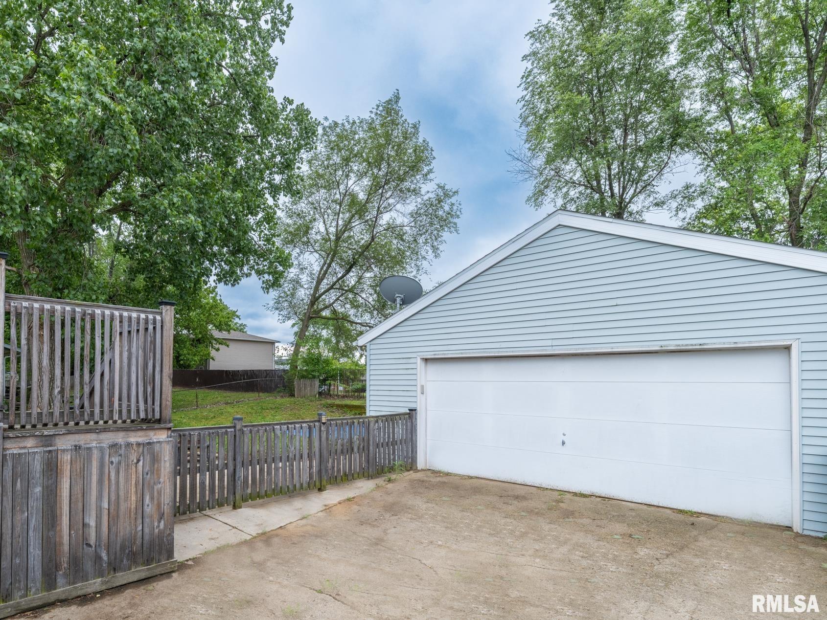 2004 Westgate Drive, Pekin, Illinois image 2