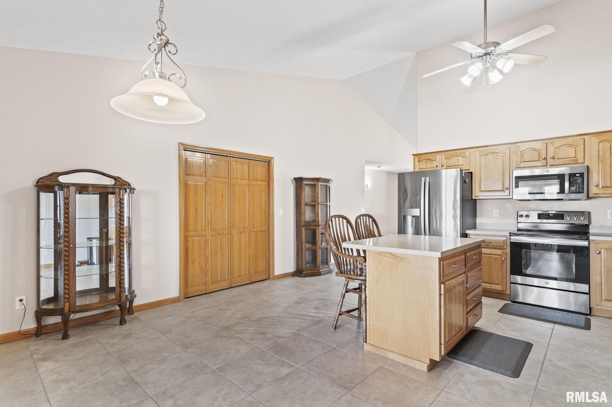 4406 Castle Pines Drive, Springfield, Illinois image 9