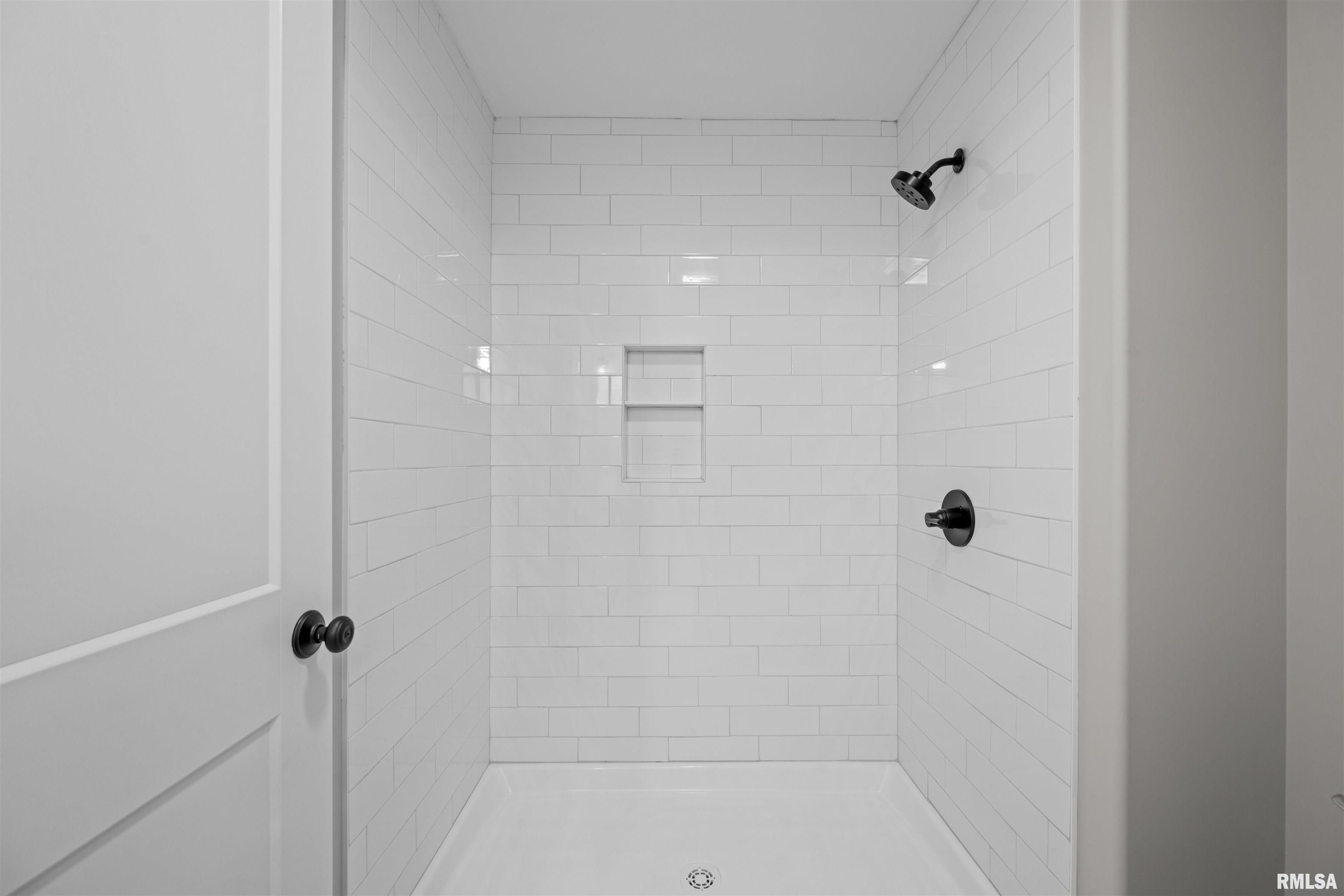 7150 Grove Crossing, Bettendorf, Iowa image 30