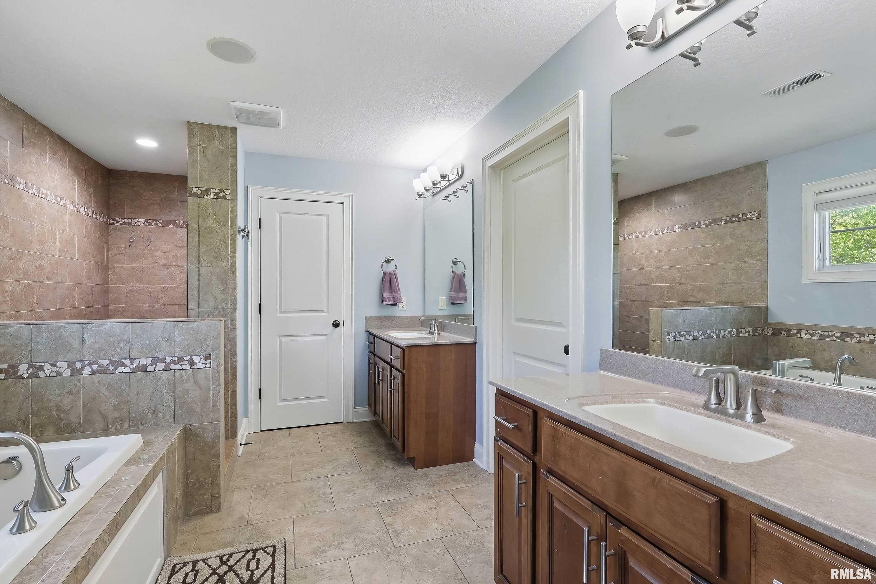 3077 Marynoel Avenue, Bettendorf, Iowa image 18