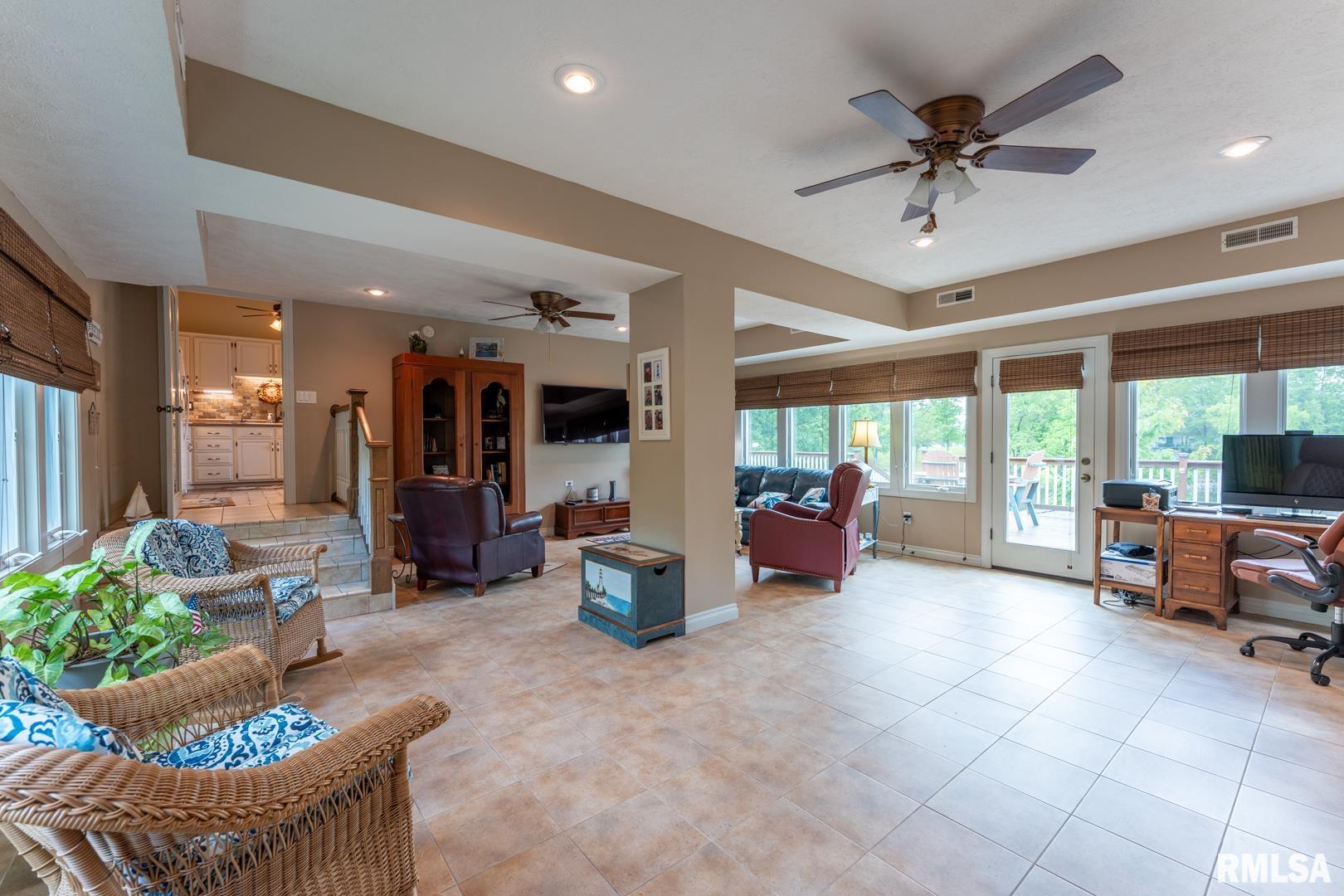 12687 N Shoreland Drive, Marion, Illinois image 25