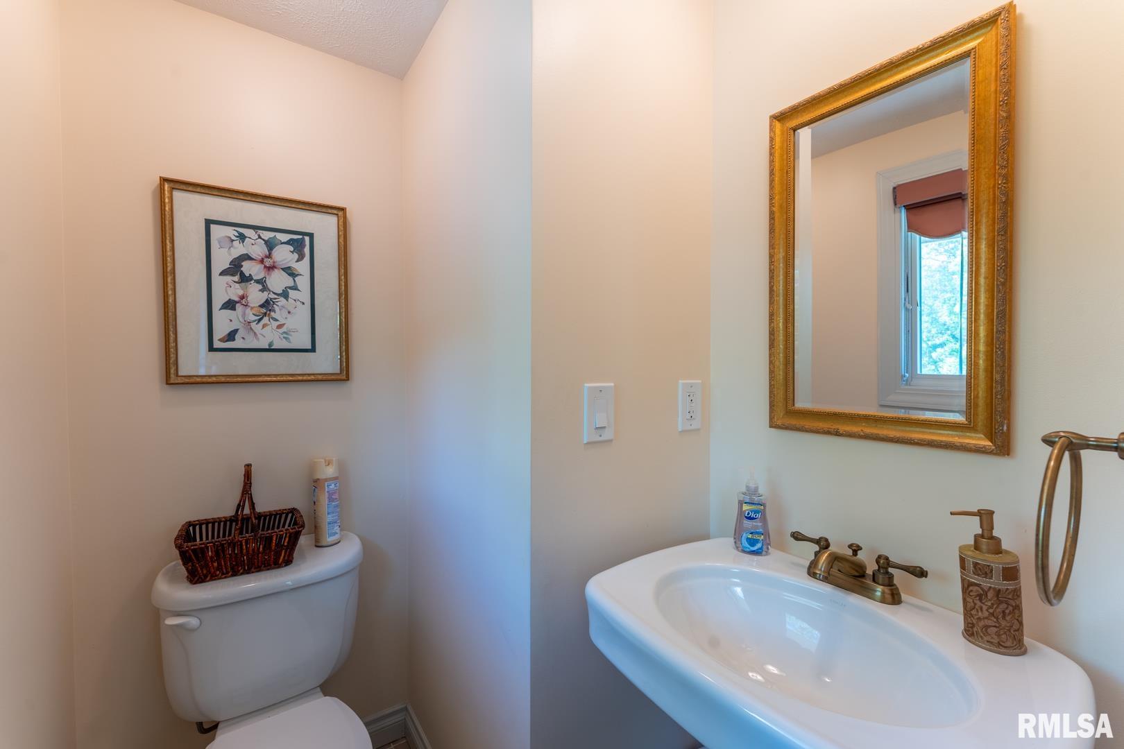 12687 N Shoreland Drive, Marion, Illinois image 11