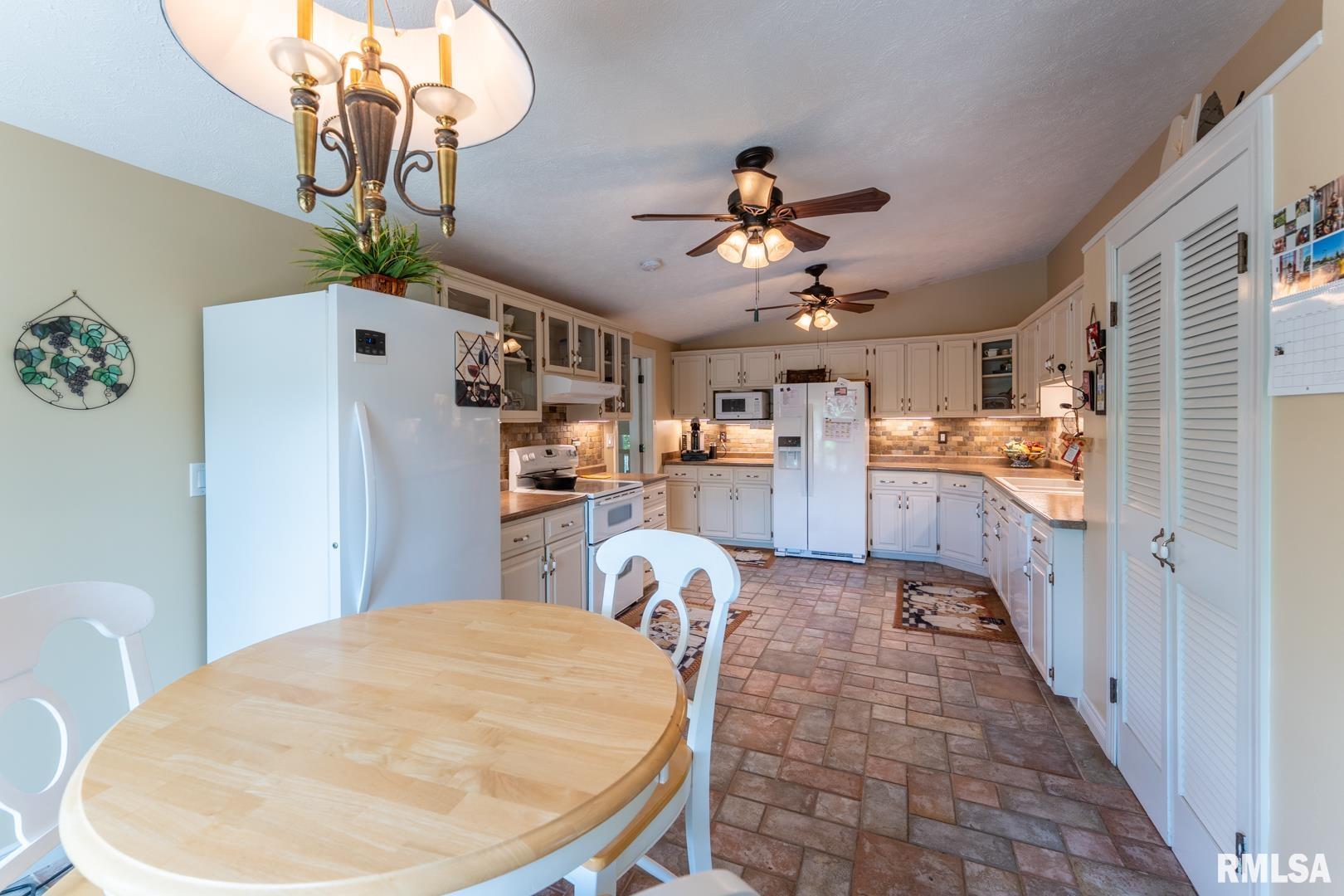 12687 N Shoreland Drive, Marion, Illinois image 21