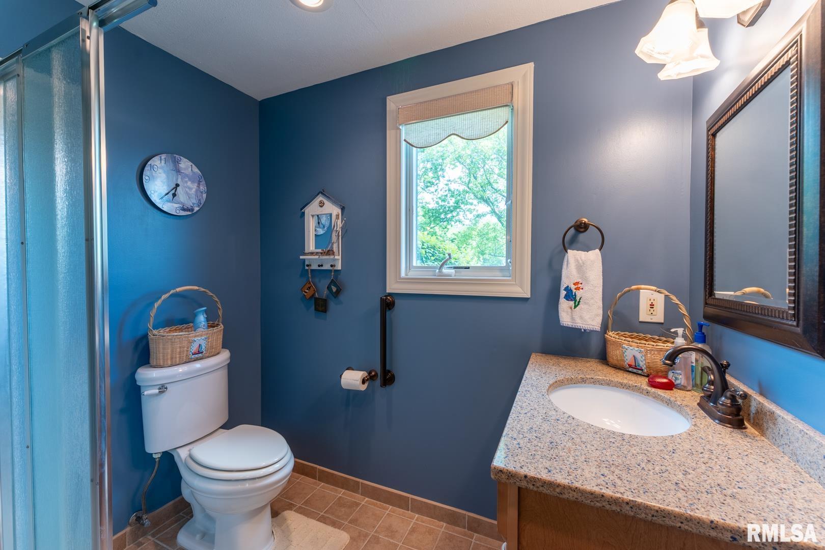 12687 N Shoreland Drive, Marion, Illinois image 39