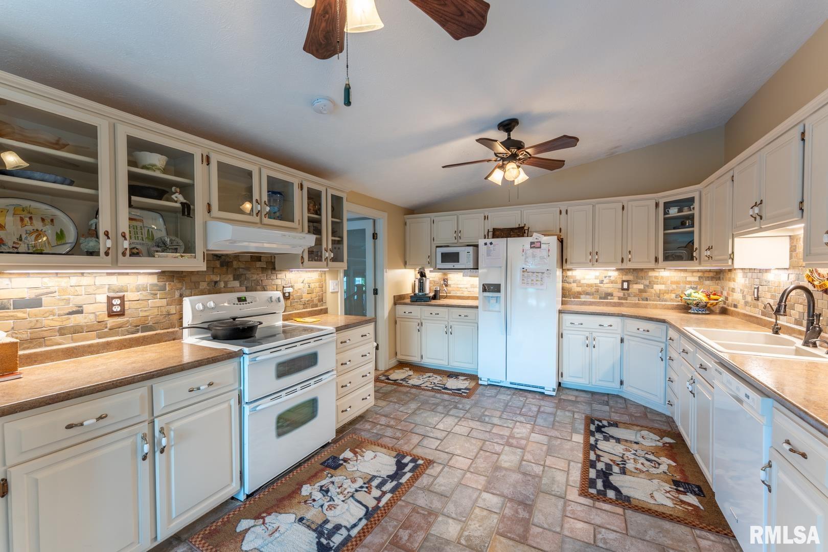 12687 N Shoreland Drive, Marion, Illinois image 23