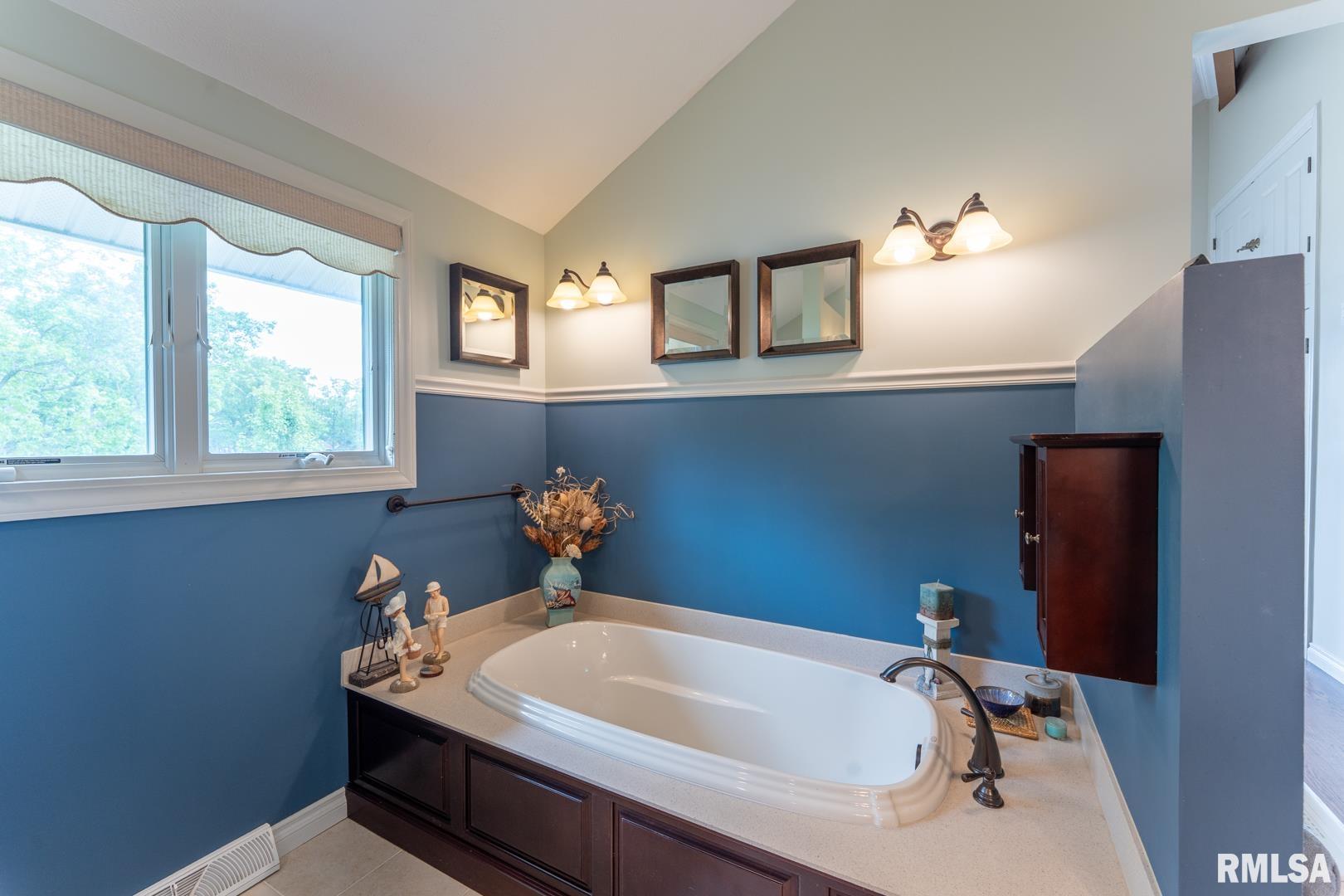 12687 N Shoreland Drive, Marion, Illinois image 35