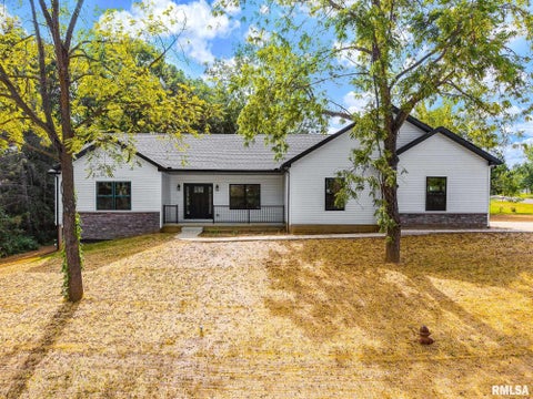 Homes For Sale - 2 London Court<br/> Mackinaw, IL 61755
